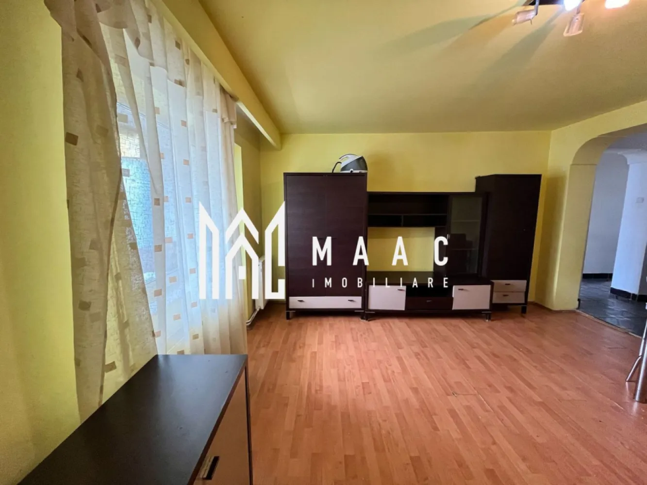 Apartament 2 camere | Decomandat | 54 MPU | SIRETULUI - 🏡 MAAC Imobiliare vă propune spre vânzare un apartament spațios, ideal pentru cei care își doresc să-l personalizeze după propriul gust!

✔ Suprafață generoasă – 54 mp, compartimentare decomandată, oferind spațiu bine organizat.
✔ Bucătărie cu balcon închis – Mai mult spațiu pentru depozitare sau pentru a crea un loc de relaxare.
✔ Etaj 4 din 5 – Locație ideală, oferind atât liniște, cât și acces facil.
✔ Necesită renovare – O oportunitate perfectă de a transforma acest apartament într-un cămin modern, exact așa cum îți dorești.
Pentru mai multe detalii și pentru programarea unei vizionări, vă rugăm să specificați ID-ul anunțului: CP2461040