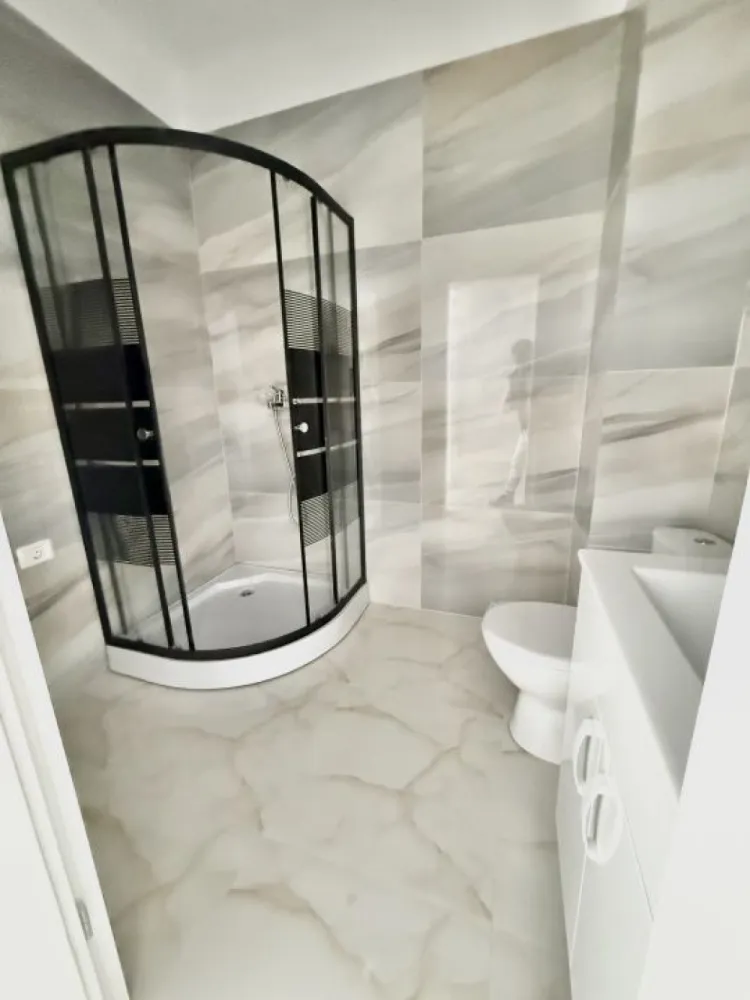 Garsoniera cartier Militari Residence - mutare imediata!! - TVA INCLUS !! Vă prezentăm o garsonieră deosebită, situată în cartierul Militari Residence, într-un bloc modern cu regim de înălțime P+4, poziționat strategic pentru a vă oferi confort și accesibilitate. Detalii proprietate: - Tip: Garsonieră - Finalizata - mutare imediata !! - Locație: Militari Residence Avantaje: - Bloc nou, construit cu materiale de calitate, garantând un standard ridicat de confort. - Poziție excelentă, în imediata apropiere a mijloacelor de transport în comun, pentru o deplasare facilă către orice zonă a orașului. - Acces rapid la instituții educaționale (școli publice), centre comerciale, supermarketuri și mall-uri. - Zonă liniștită, ideală pentru locuit sau investiție. Acum este momentul să achiziționați locuința visurilor dumneavoastră! Contactați-ne pentru mai multe detalii și programarea unei vizionări. }}