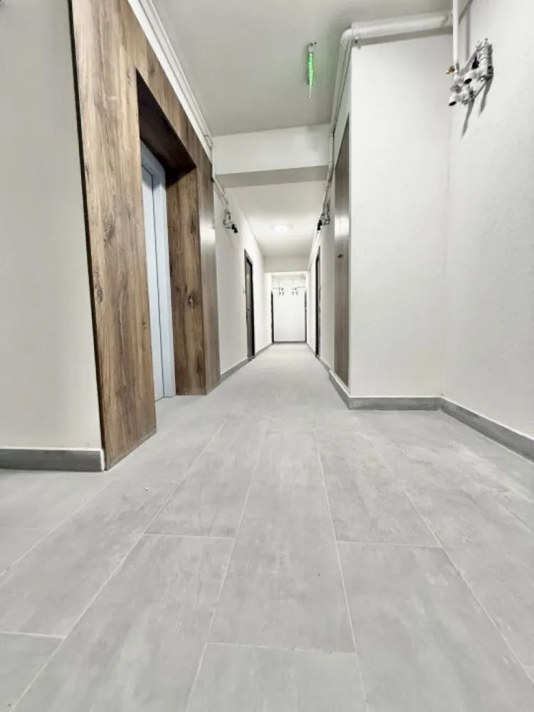 Garsoniera cartier Militari Residence - mutare imediata!! - TVA INCLUS !! Vă prezentăm o garsonieră deosebită, situată în cartierul Militari Residence, într-un bloc modern cu regim de înălțime P+4, poziționat strategic pentru a vă oferi confort și accesibilitate. Detalii proprietate: - Tip: Garsonieră - Finalizata - mutare imediata !! - Locație: Militari Residence Avantaje: - Bloc nou, construit cu materiale de calitate, garantând un standard ridicat de confort. - Poziție excelentă, în imediata apropiere a mijloacelor de transport în comun, pentru o deplasare facilă către orice zonă a orașului. - Acces rapid la instituții educaționale (școli publice), centre comerciale, supermarketuri și mall-uri. - Zonă liniștită, ideală pentru locuit sau investiție. Acum este momentul să achiziționați locuința visurilor dumneavoastră! Contactați-ne pentru mai multe detalii și programarea unei vizionări. }}