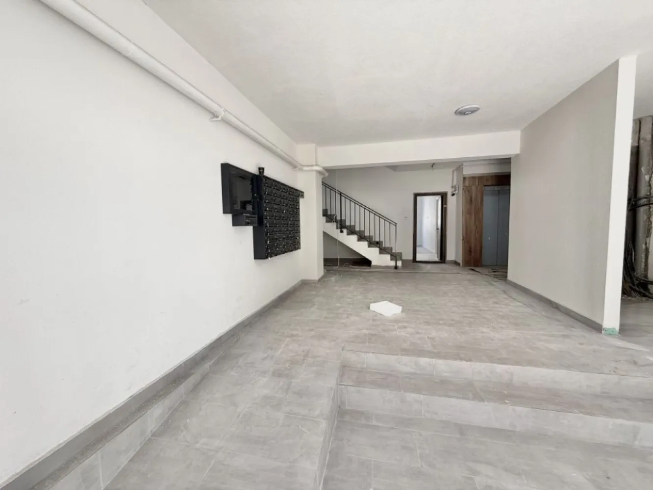 Garsoniera cartier Militari Residence - mutare imediata!!