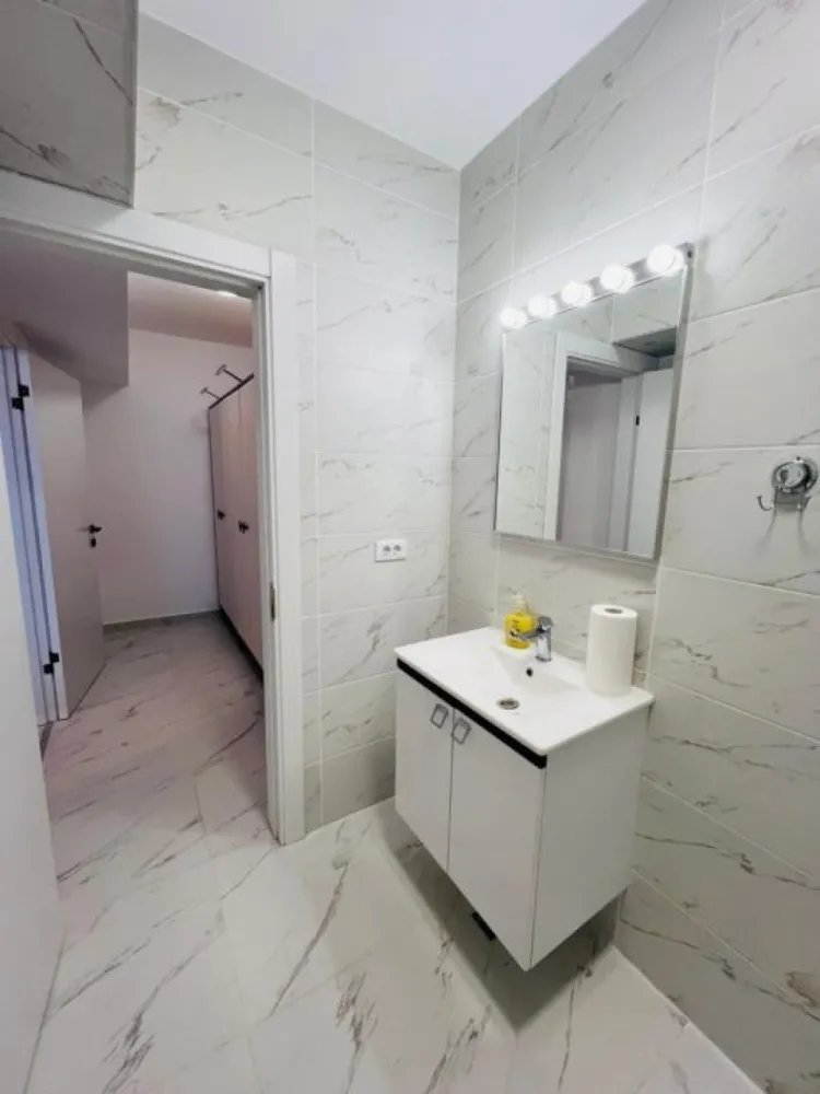 Apartament 3 camere LUX New World Militari 100 mp Parcare subterana - Se oferă spre închiriere apartament cu 3 camere, mobilat și utilat lux, situat în complexul rezidențial New World Militari. Apartamentul are o suprafață de 100 mp, este decomandat și beneficiază de finisaje premium, mobilier modern și electrocasnice de calitate superioară. Compartimentarea este ideală pentru confort și funcționalitate. Dotări și beneficii: 3 camere spațioase Mobilat și utilat complet – standard LUX 2 aparate de aer condiționat Bucătărie complet echipată Baie modernă + spații de depozitare Loc de parcare subteran inclus Al doilea loc de parcare disponibil opțional Complex rezidențial modern, cu acces securizat, zone verzi și vecinătate liniștită. Acces rapid către centre comerciale, transport public și principalele puncte de interes din zona Militari. 📍 Localizare: New World Militari 📅 Disponibil imediat Pentru mai multe detalii sau programarea unei vizionări, vă stau la dispoziție. }}