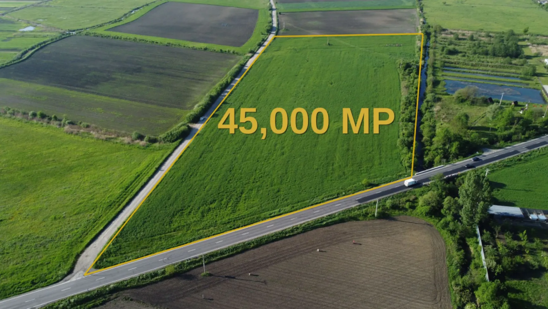 TEREN 45.000 MP | PUZ APROBAT | 156 M FRONT DN11 | PREJMER - BRASOV - Oportunitate rară de investiție în una dintre cele mai dinamice zone de dezvoltare din proximitatea municipiului Brașov.

Teren intravilan cu suprafața de 45.000 mp, situat în Prejmer – Lunca Câlnicului, cu acces direct la DN11 și poziționare strategică în coridorul industrial estic al Brașovului.

Puncte forte

- Suprafață teren: 45.000 mp

- Front la DN11: aprox. 156 m

- Acces rutier dublu

- La aproximativ 8 minute de Brașov

- Aproximativ 17 minute de Aeroportul Internațional Brașov-Ghimbav

- Zonă cu dezvoltare industrială și logistică accelerată

- Utilități disponibile în zonă

- Certificat de Urbanism emis

- Extras CF fără sarcini

Reglementări urbanistice

PUZ aprobat

Funcțiuni admise: servicii, birouri și industrie ușoară POT maxim: 35% CUT maxim: 0,6 Înălțime maximă: 12 m la coamă / 10 m la cornișă

Potențial de dezvoltare

Proprietatea este potrivită pentru:

Logistică și depozitare

Parc de afaceri Industrie ușoară

Showroom și servicii comerciale

Proiect investițional cu potențial de apreciere Poziționarea excelentă la DN11 asigură acces rapid către Brașov, coridorul E574, Aeroportul Internațional Brașov-Ghimbav și principalele rute comerciale din regiune.