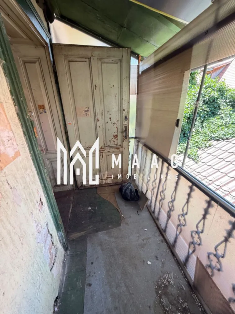 Apartament la casă | Etaj 1/1 | 36 mp utili | Pivniță | Grădină 80 mp | Str. 9 M - MAAC Imobiliare vă propune spre vânzare un apartament cu 1 cameră semidecomandat, situat într-o zonă centrală apreciată, la doar câteva minute de Piața Mare și în imediata apropiere a zonei Casa Sibianului.

Apartamentul este amplasat la etajul 1/1 al unei case vechi, într-o curte comună liniștită, oferind intimitate și acces facil către principalele puncte de interes ale orașului.

Locuința dispune de o suprafață utilă de 36 mp și este compartimentată astfel:

cameră spațioasă de 16,96 mp;
bucătărie de 12,26 mp;
baie cu geam pentru aerisire naturală;
cămară cu geam;
balcon.

Imobilul beneficiază de tavane înalte și lumină naturală generoasă. Proprietatea necesită renovare și amenajare după propriul gust, fiind potrivită atât pentru locuit, cât și pentru investiție. Construcția este realizată în stil vechi, cu tencuială pe trestie, fără probleme structurale.

În plus, apartamentul dispune de:

pivniță de 8,5 mp cu geam;
boxă;
cotă parte clar definită în acte din curte și grădină, în suprafață de aproximativ 80 mp.

Pentru mai multe detalii sau pentru programarea unei vizionări, vă rugăm să contactați echipa MAAC Imobiliare specificând IDID:CP3101910