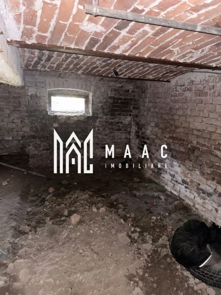 Apartament la casă | Etaj 1/1 | 36 mp utili | Pivniță | Grădină 80 mp | Str. 9 M - MAAC Imobiliare vă propune spre vânzare un apartament cu 1 cameră semidecomandat, situat într-o zonă centrală apreciată, la doar câteva minute de Piața Mare și în imediata apropiere a zonei Casa Sibianului.

Apartamentul este amplasat la etajul 1/1 al unei case vechi, într-o curte comună liniștită, oferind intimitate și acces facil către principalele puncte de interes ale orașului.

Locuința dispune de o suprafață utilă de 36 mp și este compartimentată astfel:

cameră spațioasă de 16,96 mp;
bucătărie de 12,26 mp;
baie cu geam pentru aerisire naturală;
cămară cu geam;
balcon.

Imobilul beneficiază de tavane înalte și lumină naturală generoasă. Proprietatea necesită renovare și amenajare după propriul gust, fiind potrivită atât pentru locuit, cât și pentru investiție. Construcția este realizată în stil vechi, cu tencuială pe trestie, fără probleme structurale.

În plus, apartamentul dispune de:

pivniță de 8,5 mp cu geam;
boxă;
cotă parte clar definită în acte din curte și grădină, în suprafață de aproximativ 80 mp.

Pentru mai multe detalii sau pentru programarea unei vizionări, vă rugăm să contactați echipa MAAC Imobiliare specificând IDID:CP3101910