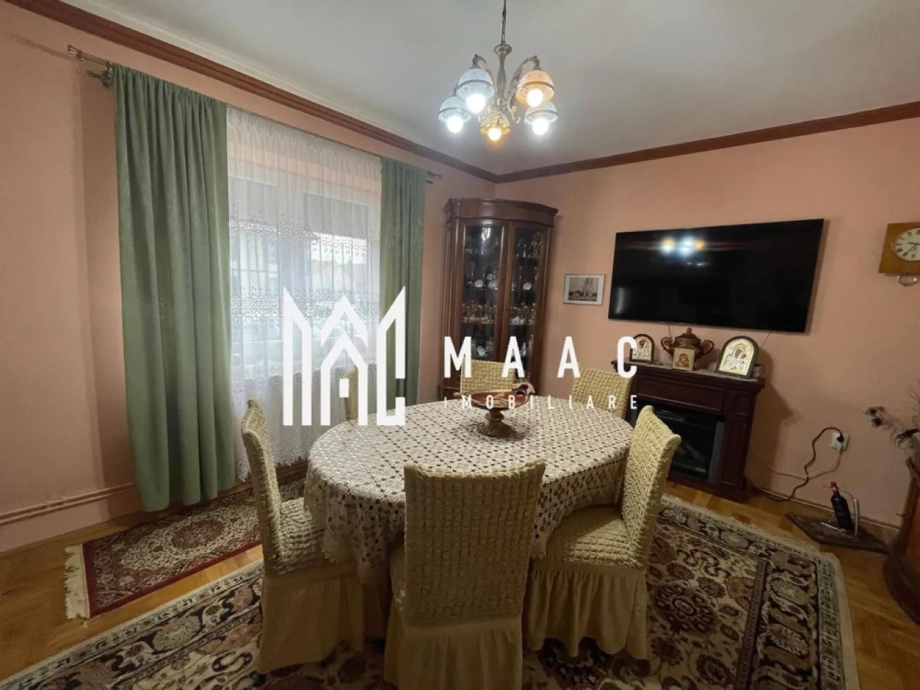 Casa individuala | D+P+1 | 6 camere | Acces auto | Terezian - MAAC Imobiliare va prezinta o casă spațioasă pentru locuință sau activități comerciale.

Suprafață și compartimentare:
Suprafață utilă: 175 mp

Demisol:
Două camere tip pivniță
Spațiu dedicat pentru WC de serviciu
Acces interior prin scări din beton

Parter:
Terasă acoperită la intrare
Living, două camere, baie, hol, dressing, bucătărie complet utilată, cămară pentru depozitare.
Scări din beton către mansardă

Mansardă:
Trei dormitoare, living secundar, hol cu acces facil. terasă mare cu vedere deschisă, scări din beton către pod

Localizare:
Acces rapid la mijloacele de transport în comun
În apropiere de școli, grădinițe, magazine și bănci

Curte amenajată, betonată și pavată cu dale
Gard din BCA finisat cu decorativă
Stative pentru flori și grădină mică
Locuri de parcare pentru trei – patru mașini
Garaj funcțional, cu apă și gaz trase
Depozit pentru scule inclus
Parchet din lemn masiv instalat în 2015, import Timișoara, în camere, livinguri și pe scara interioară
Marmură pe treptele de la intrare spre living
Balustrade și poartă din fier forjat, cu interfon la poartă
Scară interioară cu mână curentă din lemn masiv
Băi, bucătărie și cămară placate cu gresie și faianță

Bucătărie complet echipată:
Mobilă pe comandă
Plită, cuptor electric
Mașină de spălat vase Bosch
Aer condiționat Smart Gree la parter și etaj
Terasă la etaj renovată cu termoizolație și hidroizolație în 2019
Canalizare refăcută
Încălzire cu centrală termică Vaillant (2022), țevi din cupru și calorifere din aluminiu cu termostate individuale
Ușă de intrare din termopan pe lemn masiv, marca Tehnolemn

Stare și versatilitate:
Casa nu necesită renovări majore; recomandată doar zugrăvirea și mici reparații

Pentru mai multe detalii precizati telefonic ca ati vazut anuntul cu ID: CP2370523