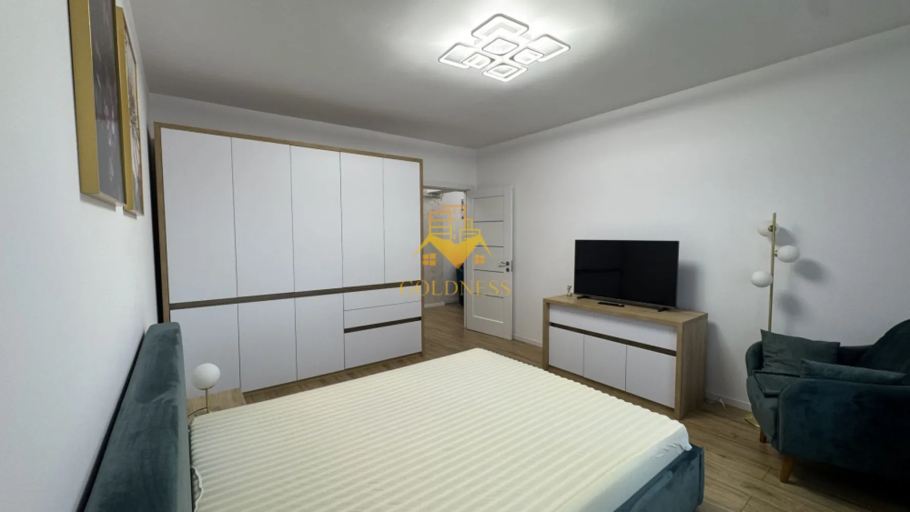 2 camere, decomandate, modern,bloc nou,garaj,Marasti, Junior Residence - GOLDNESS Imobiliare vă propune spre închiriere un apartament cu 2 camere open-space complet mobilat și utilat, la etajul 1 într-un imobil de 6 etaje, în Cartierul Iris, Zona Sobarilor. - Junior Residence.
Dispune de loc de parcare subterana.
Se află în apropierea stațiilor de transport în comun, magazine, restaurante, spații verzi, farmacii, etc. 

Apartamentul este compartimentat astfel:
 - dormitor cu pat matrimonial, dressing, noptiere
 - dormitor cu canapea extensibila, masuta pentru cafea, spatiu pentru depozitare, TV
 - bucatarie complet mobilata, utilata, loc de luat masa
 - baie cu dus walk-in, calorifer port prosop și dulap pentru depozitare.
 - balcon deschis de 6 mp.

Imobilul este dotat cu toate cele necesare- centrală proprie, frigider, aragaz, hotă, mașină de spălat haine, aer conditionat, etc. 

Dacă sunteți interesați de acest apartament și doriți să îl vizionați, dar și pentru alte oferte nu ezitați să ne contactați telefonic sau prin e-mail. Vă stăm la dispoziție!
Pentru intermediere se percepe un comision de 50% din prețul chiriei!