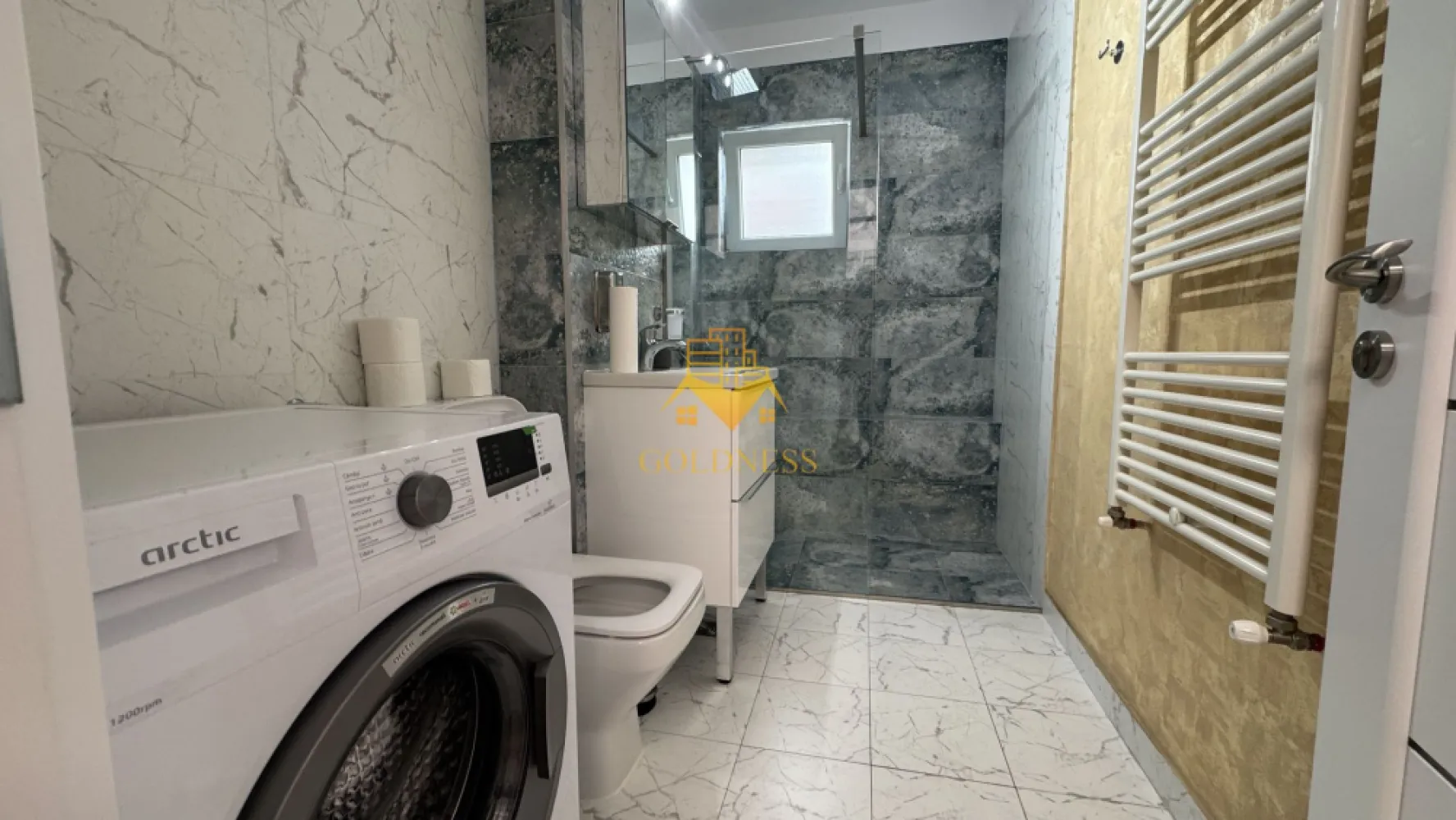 2 camere, decomandate, modern,bloc nou,garaj,Marasti, Junior Residence - GOLDNESS Imobiliare vă propune spre închiriere un apartament cu 2 camere open-space complet mobilat și utilat, la etajul 1 într-un imobil de 6 etaje, în Cartierul Iris, Zona Sobarilor. - Junior Residence.
Dispune de loc de parcare subterana.
Se află în apropierea stațiilor de transport în comun, magazine, restaurante, spații verzi, farmacii, etc. 

Apartamentul este compartimentat astfel:
 - dormitor cu pat matrimonial, dressing, noptiere
 - dormitor cu canapea extensibila, masuta pentru cafea, spatiu pentru depozitare, TV
 - bucatarie complet mobilata, utilata, loc de luat masa
 - baie cu dus walk-in, calorifer port prosop și dulap pentru depozitare.
 - balcon deschis de 6 mp.

Imobilul este dotat cu toate cele necesare- centrală proprie, frigider, aragaz, hotă, mașină de spălat haine, aer conditionat, etc. 

Dacă sunteți interesați de acest apartament și doriți să îl vizionați, dar și pentru alte oferte nu ezitați să ne contactați telefonic sau prin e-mail. Vă stăm la dispoziție!
Pentru intermediere se percepe un comision de 50% din prețul chiriei!