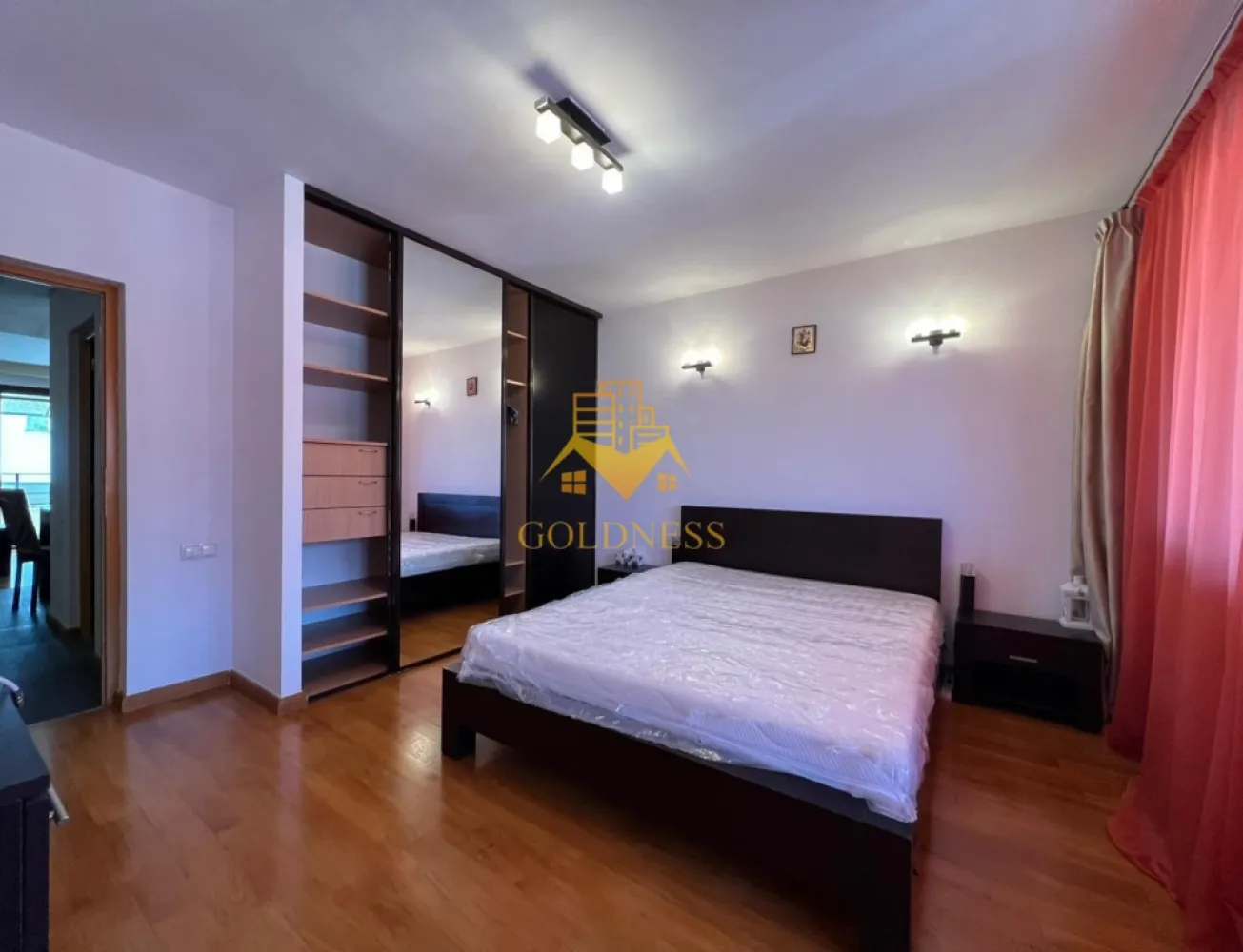 3 camere, Andrei Mureșanu, C. Brâncuși, Home Garden, BT, Careffour - GOLDNESS Imobiliare vă propune spre închiriere un apartament cu 3 camere complet mobilat și utilat, la etajul 2 într-un imobil de 2 etaje, în Cartierul Andrei Muresanu, in apropiere de Str. Constantin Brancusi si mijloacele de transport in comun.
Dispune de loc de parcare in curtea interioara!
Se află în apropierea stațiilor de transport în comun, magazine, restaurante, spații verzi, farmacii, etc. 

Apartamentul este compartimentat astfel:
 - dormitor cu pat matrimonial, dressing, noptiere
 - dormitor/ camera mobilata ca si dressing/ birou
 - living cu bucatarie open space complet utilată și mobilată, canapea extensibilă, loc de servit masa 
 - 2 bai, dintre care una de serviciu si una cu cada, calorifer port prosop și dulap pentru depozitare.
 - 2 balcoane deschise de 15 mp total.

Imobilul este dotat cu toate cele necesare- centrală proprie, frigider, aragaz, hotă, mașină de spălat haine, etc. 

Dacă sunteți interesați de acest apartament și doriți să îl vizionați, dar și pentru alte oferte nu ezitați să ne contactați telefonic sau prin e-mail. Vă stăm la dispoziție!

Pentru intermediere se percepe un comision de 50% din prețul chiriei!