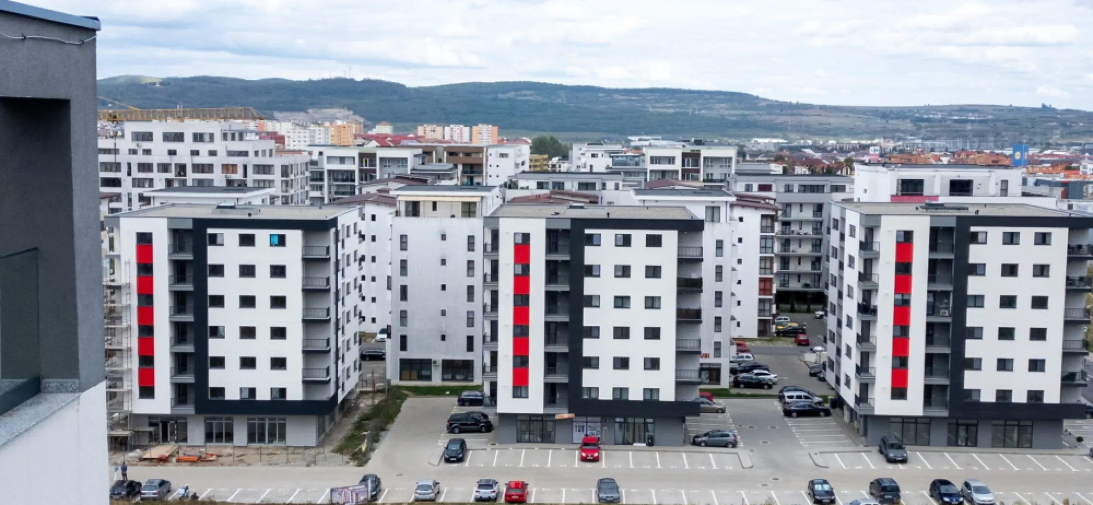 Ansamblu Doamna Stanca, Sibiu - Situat într-o zonă foarte bine conectată la principalele puncte de interes ale orașului, noul ansamblu rezidențial oferă apartamente moderne, bine compartimentate și gândite pentru un stil de viață confortabil și practic. Prima etapă a proiectului cuprinde 3 imobile cu regim de înălțime P+6, fiecare având doar 4 apartamente pe etaj – un detaliu care asigură intimitate și confort. Parterul este rezervat spațiilor comerciale, pentru un plus de accesibilitate în viața de zi cu zi. Ansamblul oferă apartamente bine dimensionate, cu 3 și 4 camere, în multiple variante funcționale, concepute astfel încât să răspundă nevoilor unei vieți urbane active. Locuințele se predau la un stadiu de semifinisat avansat, echipate cu centrală termică individuală în condensație și toate utilitățile contorizate separat. La cerere, există și opțiunea de predare finisată la cheie. }}
