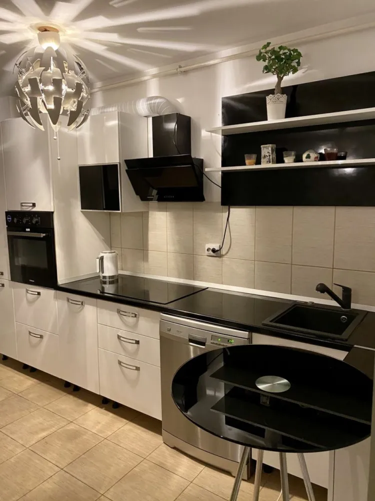 Apartament spațios 2 camere | Mobilat și utilat complet | Zona Pipera - Descoperiți o locuință modernă, gata de mutare, situată într-o zonă exclusivistă în apropierea pădurii și a principalelor artere de acces.

Detalii apartament:
2 camere foarte bine compartimentate
Living generos, mobilat cu gust: canapea extensibilă din piele + zonă de dining
Bucătărie complet echipată: cuptor electric, plită electrică, hotă performanta, chiuvetă și baterie de la Franke
Aer condiționat Samsung în zona de zi pentru confort termic optim
Dormitor elegant: pat din piele de la Mobexpert + dressing mare IKEA
Hol cu dressing generos, uși oglindă – spațiu excelent de depozitare
Două balcoane spațioase – ideale pentru relaxare sau momentul de socializare
Baie echipată cu cadă + maşină de spălat rufe cu uscător inclus
Imobilul oferă: pază 24/7, sistem CCTV, acces securizat (SMS) – siguranţă şi confort
Staţie de autobuz chiar în faţa blocului – acces facil la transport public
Zona are grădiniţe și şcoli în apropiere – ideal pentru locuire sau investiţie

De ce merită această zonă:
Acces rapid către centură / autostradă – ideal pentru deplasări către centru, aeroport, munte sau mare
Proximitate faţă de magazine mari şi centre comerciale: supermarket-uri, magazine de bricolaj, toate la îndemână
Zonă rezidenţială stabilă, apreciată şi în continuă dezvoltare – un plus pentru o investiţie pe termen mediu/lung

Concluzie:
Această proprietate este perfectă atât pentru cei care îşi doresc un loc de locuit elegant şi funcţional, cât şi pentru investitori care urmăresc o locaţie bine cotată. Mobilată şi utilată, cu două balcoane, într-o zonă cu facilităţi excelente – pregătită pentru mutare imediată.