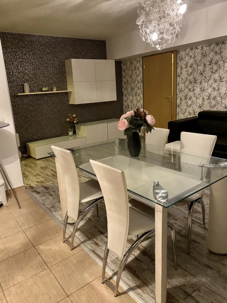 Apartament spațios 2 camere | Mobilat și utilat complet | Zona Pipera - Descoperiți o locuință modernă, gata de mutare, situată într-o zonă exclusivistă în apropierea pădurii și a principalelor artere de acces.

Detalii apartament:
2 camere foarte bine compartimentate
Living generos, mobilat cu gust: canapea extensibilă din piele + zonă de dining
Bucătărie complet echipată: cuptor electric, plită electrică, hotă performanta, chiuvetă și baterie de la Franke
Aer condiționat Samsung în zona de zi pentru confort termic optim
Dormitor elegant: pat din piele de la Mobexpert + dressing mare IKEA
Hol cu dressing generos, uși oglindă – spațiu excelent de depozitare
Două balcoane spațioase – ideale pentru relaxare sau momentul de socializare
Baie echipată cu cadă + maşină de spălat rufe cu uscător inclus
Imobilul oferă: pază 24/7, sistem CCTV, acces securizat (SMS) – siguranţă şi confort
Staţie de autobuz chiar în faţa blocului – acces facil la transport public
Zona are grădiniţe și şcoli în apropiere – ideal pentru locuire sau investiţie

De ce merită această zonă:
Acces rapid către centură / autostradă – ideal pentru deplasări către centru, aeroport, munte sau mare
Proximitate faţă de magazine mari şi centre comerciale: supermarket-uri, magazine de bricolaj, toate la îndemână
Zonă rezidenţială stabilă, apreciată şi în continuă dezvoltare – un plus pentru o investiţie pe termen mediu/lung

Concluzie:
Această proprietate este perfectă atât pentru cei care îşi doresc un loc de locuit elegant şi funcţional, cât şi pentru investitori care urmăresc o locaţie bine cotată. Mobilată şi utilată, cu două balcoane, într-o zonă cu facilităţi excelente – pregătită pentru mutare imediată.