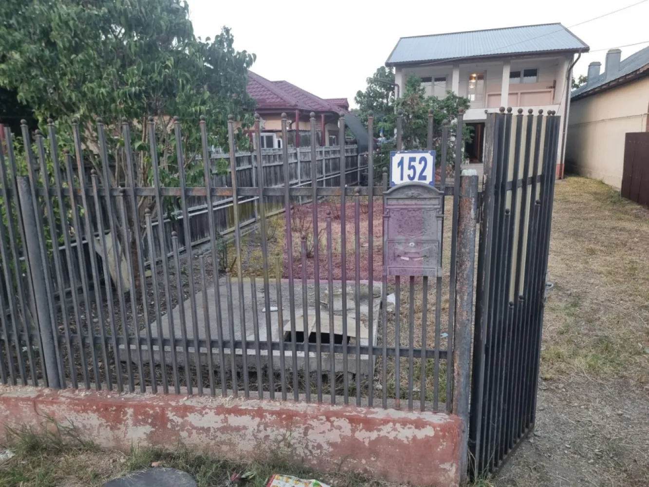 SADINA / GR - CASA P+1+M (5 CAM) DE VANZARE - Compania Imobiliara Apulum94 are deosebita placere sa va propuna spre vanzare o casa individuala situata pe strada Republicii nr. 152 in sat Sadina, com. Roata de Jos, judetul Giurgiu, o proprietate ideala pentru cei care cauta liniste, spatiu si acces facil catre capitala; casa este situata la doar 58 km de Bucuresti.

Proprietatea are o suprafata utila de 190 mp si un teren generos de 2875 mp, fiind ideala pentru familii sau persoane care cauta liniste, spatiu si confort.

Casa este construita pe formula P+1 (receptia lucrarilor in 2009) fiind compusa din 5 camere, avand 4 dormitoare si un living spatios la parter, bucataria este complet mobilata amenajata in incapere inchisa,; baie amenajata pe fiecare nivel 

Mentionez ca aparate de aer conditionat nu sunt instalate intrucat nu a fost considerata oportuna investitia, avand in vedere ca s-a investit in izolarea termica esterioara, casa oferind un climat optim tot timpul anului. Pentru incalzire iarna si apa calda curenta exista instalata o centrala termica pe gaz; este instalata incalzire in partoseala.

Mansarda poate fi amenajata astfel incat se mai pot realiza 2 camere confortabile.
 
Cateva specificatii tehnice generale/dotari:

- structura de rezistenta: stalpi beton armat, planseu beton armat
- zidarie exterioara si compartimentari interioare cu caramida 
- geamuri termopan profil PVC,
- termoizolare exterioara cu polistiren + tencuiala decorativa

Sunt disponibile mai multe locuri de parcare in curte.

Mentionez ca pretul casei este usor negociabil.

Comision zero la cumparator!!!

Pentru detalii suplimentare, ma puteti contacta la 0.7.3.3.6.8.3.4.5.6.

Agent imobiliar: Aurelian Popescu
Apulum94 - Un partener de cursa lunga!