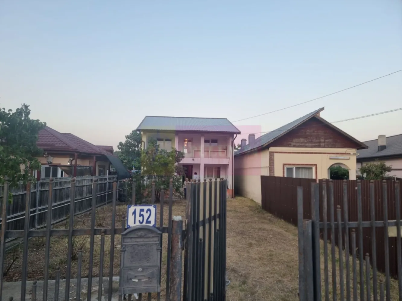 SADINA / GR - CASA P+1+M (5 CAM) DE VANZARE - Compania Imobiliara Apulum94 are deosebita placere sa va propuna spre vanzare o casa individuala situata pe strada Republicii nr. 152 in sat Sadina, com. Roata de Jos, judetul Giurgiu, o proprietate ideala pentru cei care cauta liniste, spatiu si acces facil catre capitala; casa este situata la doar 58 km de Bucuresti.

Proprietatea are o suprafata utila de 190 mp si un teren generos de 2875 mp, fiind ideala pentru familii sau persoane care cauta liniste, spatiu si confort.

Casa este construita pe formula P+1 (receptia lucrarilor in 2009) fiind compusa din 5 camere, avand 4 dormitoare si un living spatios la parter, bucataria este complet mobilata amenajata in incapere inchisa,; baie amenajata pe fiecare nivel 

Mentionez ca aparate de aer conditionat nu sunt instalate intrucat nu a fost considerata oportuna investitia, avand in vedere ca s-a investit in izolarea termica esterioara, casa oferind un climat optim tot timpul anului. Pentru incalzire iarna si apa calda curenta exista instalata o centrala termica pe gaz; este instalata incalzire in partoseala.

Mansarda poate fi amenajata astfel incat se mai pot realiza 2 camere confortabile.
 
Cateva specificatii tehnice generale/dotari:

- structura de rezistenta: stalpi beton armat, planseu beton armat
- zidarie exterioara si compartimentari interioare cu caramida 
- geamuri termopan profil PVC,
- termoizolare exterioara cu polistiren + tencuiala decorativa

Sunt disponibile mai multe locuri de parcare in curte.

Mentionez ca pretul casei este usor negociabil.

Comision zero la cumparator!!!

Pentru detalii suplimentare, ma puteti contacta la 0.7.3.3.6.8.3.4.5.6.

Agent imobiliar: Aurelian Popescu
Apulum94 - Un partener de cursa lunga!