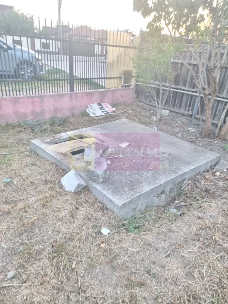 SADINA / GR - CASA P+1+M (5 CAM) DE VANZARE - Compania Imobiliara Apulum94 are deosebita placere sa va propuna spre vanzare o casa individuala situata pe strada Republicii nr. 152 in sat Sadina, com. Roata de Jos, judetul Giurgiu, o proprietate ideala pentru cei care cauta liniste, spatiu si acces facil catre capitala; casa este situata la doar 58 km de Bucuresti.

Proprietatea are o suprafata utila de 190 mp si un teren generos de 2875 mp, fiind ideala pentru familii sau persoane care cauta liniste, spatiu si confort.

Casa este construita pe formula P+1 (receptia lucrarilor in 2009) fiind compusa din 5 camere, avand 4 dormitoare si un living spatios la parter, bucataria este complet mobilata amenajata in incapere inchisa,; baie amenajata pe fiecare nivel 

Mentionez ca aparate de aer conditionat nu sunt instalate intrucat nu a fost considerata oportuna investitia, avand in vedere ca s-a investit in izolarea termica esterioara, casa oferind un climat optim tot timpul anului. Pentru incalzire iarna si apa calda curenta exista instalata o centrala termica pe gaz; este instalata incalzire in partoseala.

Mansarda poate fi amenajata astfel incat se mai pot realiza 2 camere confortabile.
 
Cateva specificatii tehnice generale/dotari:

- structura de rezistenta: stalpi beton armat, planseu beton armat
- zidarie exterioara si compartimentari interioare cu caramida 
- geamuri termopan profil PVC,
- termoizolare exterioara cu polistiren + tencuiala decorativa

Sunt disponibile mai multe locuri de parcare in curte.

Mentionez ca pretul casei este usor negociabil.

Comision zero la cumparator!!!

Pentru detalii suplimentare, ma puteti contacta la 0.7.3.3.6.8.3.4.5.6.

Agent imobiliar: Aurelian Popescu
Apulum94 - Un partener de cursa lunga!