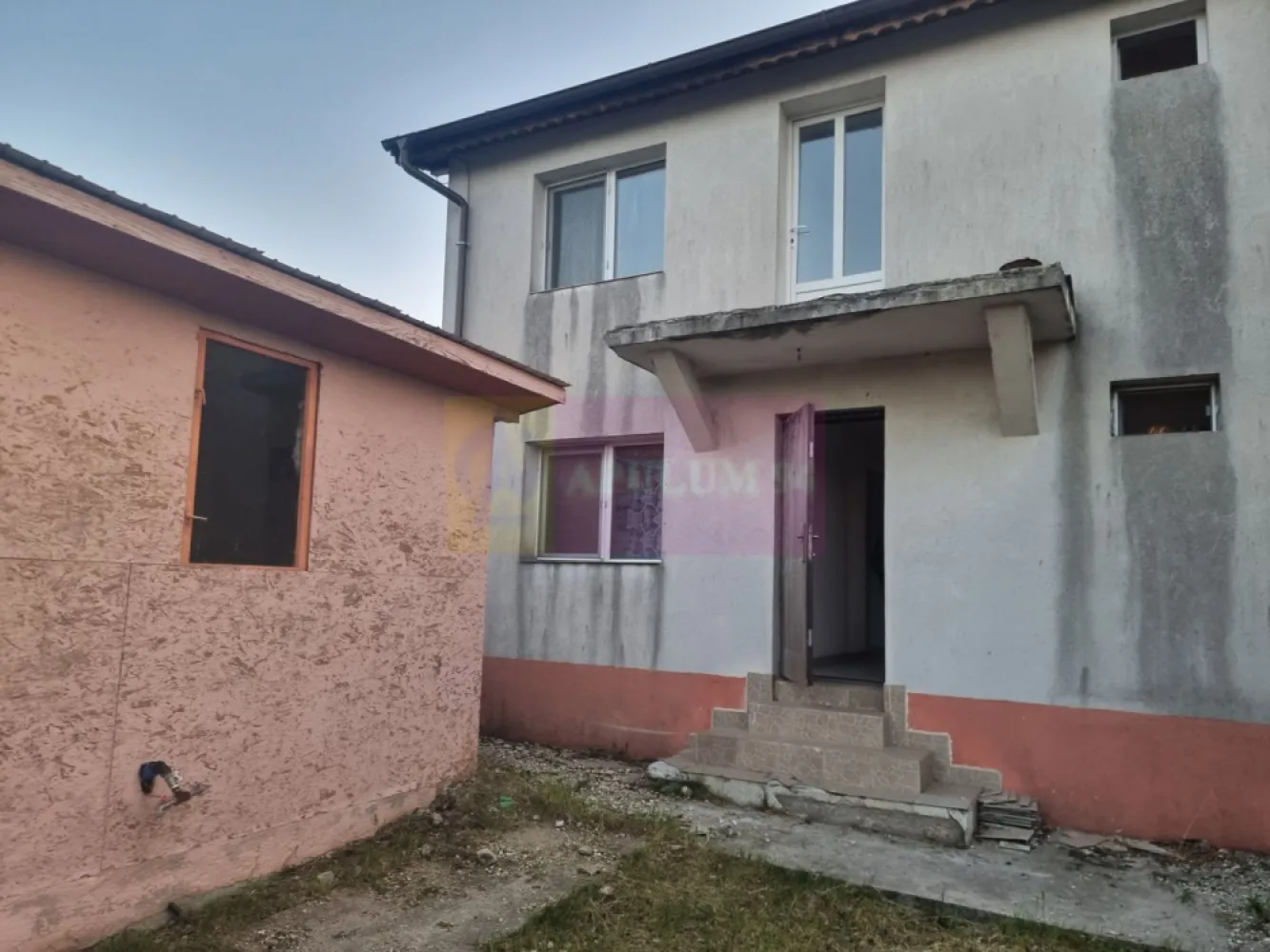 SADINA / GR - CASA P+1+M (5 CAM) DE VANZARE - Compania Imobiliara Apulum94 are deosebita placere sa va propuna spre vanzare o casa individuala situata pe strada Republicii nr. 152 in sat Sadina, com. Roata de Jos, judetul Giurgiu, o proprietate ideala pentru cei care cauta liniste, spatiu si acces facil catre capitala; casa este situata la doar 58 km de Bucuresti.

Proprietatea are o suprafata utila de 190 mp si un teren generos de 2875 mp, fiind ideala pentru familii sau persoane care cauta liniste, spatiu si confort.

Casa este construita pe formula P+1 (receptia lucrarilor in 2009) fiind compusa din 5 camere, avand 4 dormitoare si un living spatios la parter, bucataria este complet mobilata amenajata in incapere inchisa,; baie amenajata pe fiecare nivel 

Mentionez ca aparate de aer conditionat nu sunt instalate intrucat nu a fost considerata oportuna investitia, avand in vedere ca s-a investit in izolarea termica esterioara, casa oferind un climat optim tot timpul anului. Pentru incalzire iarna si apa calda curenta exista instalata o centrala termica pe gaz; este instalata incalzire in partoseala.

Mansarda poate fi amenajata astfel incat se mai pot realiza 2 camere confortabile.
 
Cateva specificatii tehnice generale/dotari:

- structura de rezistenta: stalpi beton armat, planseu beton armat
- zidarie exterioara si compartimentari interioare cu caramida 
- geamuri termopan profil PVC,
- termoizolare exterioara cu polistiren + tencuiala decorativa

Sunt disponibile mai multe locuri de parcare in curte.

Mentionez ca pretul casei este usor negociabil.

Comision zero la cumparator!!!

Pentru detalii suplimentare, ma puteti contacta la 0.7.3.3.6.8.3.4.5.6.

Agent imobiliar: Aurelian Popescu
Apulum94 - Un partener de cursa lunga!
