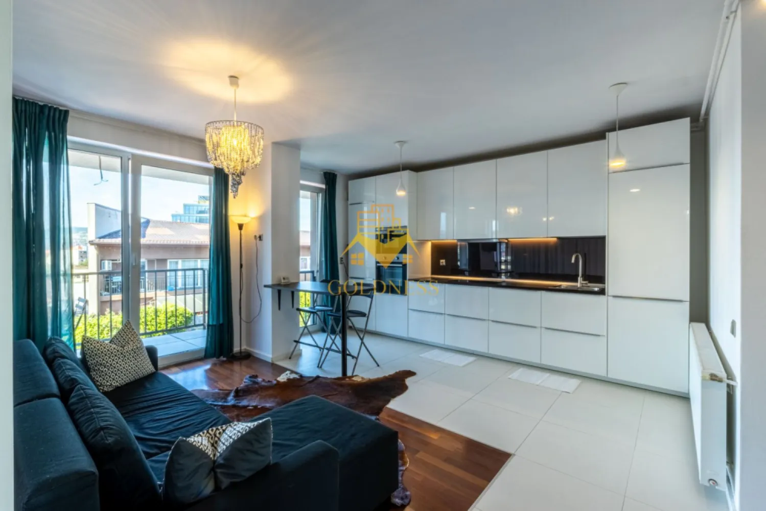 2 camere,modern,bloc Platinia,Central, zona NTT Data, Constanta, Meron - GOLDNESS Imobiliare vă propune spre închiriere un apartament cu 2 camere complet mobilat și utilat, la etajul 6 într-un imobil de 6 etaje, în zona Centrala.

Se află în apropierea stațiilor de transport în comun, magazine, restaurante, spații verzi, farmacii, etc. 

Apartamentul este compartimentat astfel:
 - dormitor cu pat matrimonial, dressing, noptiere
 - living cu bucatarie open space complet utilată, canapea extensibilă, loc de servit masa 
 - baie cu cabina de dus, calorifer port prosop și dulap pentru depozitare.
 - terasa de 7 mp.

Imobilul este dotat cu toate cele necesare- centrală proprie, mașină de spălat haine, frigider, plită electrică, hotă, etc. 

Dacă sunteți interesați de acest apartament și doriți să îl vizionați, dar și pentru alte oferte nu ezitați să ne contactați telefonic sau prin e-mail. Vă stăm la dispoziție!
Pentru intermediere se percepe un comision de 50% din prețul chiriei!