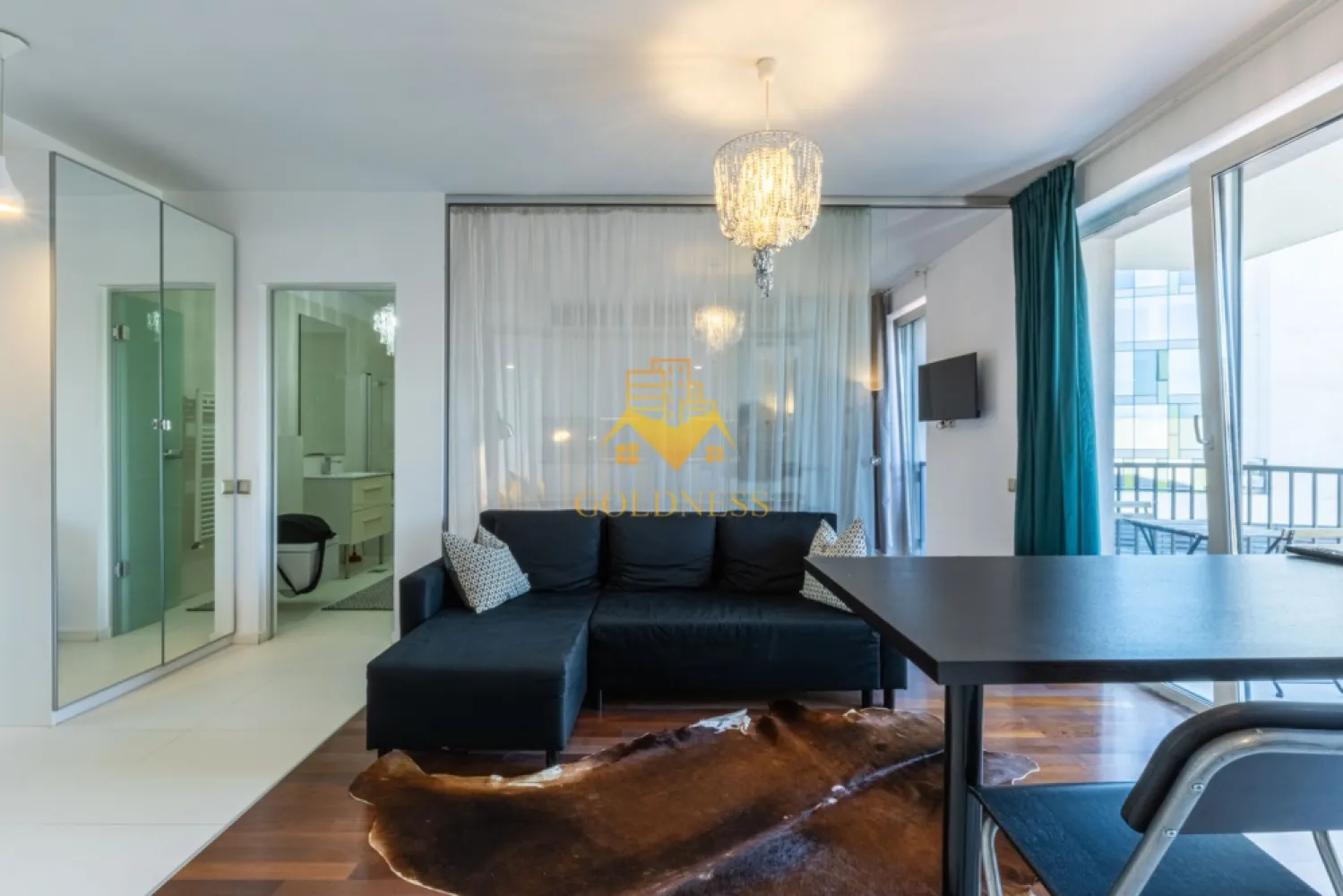 2 camere,modern,bloc Platinia,Central, zona NTT Data, Constanta, Meron - GOLDNESS Imobiliare vă propune spre închiriere un apartament cu 2 camere complet mobilat și utilat, la etajul 6 într-un imobil de 6 etaje, în zona Centrala.

Se află în apropierea stațiilor de transport în comun, magazine, restaurante, spații verzi, farmacii, etc. 

Apartamentul este compartimentat astfel:
 - dormitor cu pat matrimonial, dressing, noptiere
 - living cu bucatarie open space complet utilată, canapea extensibilă, loc de servit masa 
 - baie cu cabina de dus, calorifer port prosop și dulap pentru depozitare.
 - terasa de 7 mp.

Imobilul este dotat cu toate cele necesare- centrală proprie, mașină de spălat haine, frigider, plită electrică, hotă, etc. 

Dacă sunteți interesați de acest apartament și doriți să îl vizionați, dar și pentru alte oferte nu ezitați să ne contactați telefonic sau prin e-mail. Vă stăm la dispoziție!
Pentru intermediere se percepe un comision de 50% din prețul chiriei!