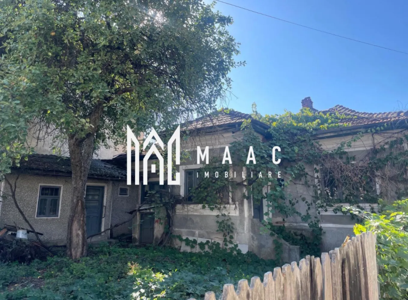 Casa Valcea | Teren 200 mp | Centru | - MAAC Imobiliare vă propune spre vânzare o proprietate cu potențial excelent, situată pe Strada Elena Doamna, în zona Hanul Haiducilor din Râmnicu Vâlcea. Datorită amplasării avantajoase și certificatului de urbanism existent, imobilul reprezintă o oportunitate atât pentru locuință proprie, cât și pentru dezvoltare imobiliară.
Caracteristici:
Casă amplasată pe Strada Elena Doamna
Zonă Hanul Haiducilor
Suprafață construită: 85 mp
Suprafață teren: 200 mp
Deschidere la stradă: 15 ml
Certificat de urbanism disponibil
Regim de înălțime permis: P+2+M
Orientare Est–Vest (răsărit–apus), oferind lumină naturală pe tot parcursul zilei
Compartimentare:
Compartimentarea actuală poate fi adaptată și reconfigurată în funcție de necesitățile viitorului proprietar sau ale unui proiect de dezvoltare.
Dotări:
Certificat de urbanism emis
Acces facil din stradă
Front stradal generos de 15 metri liniari
Teren intravilan cu potențial de construire
Avantaje:
Poziționare într-o zonă apreciată și bine conectată a municipiului Râmnicu Vâlcea
Posibilitatea dezvoltării unei construcții cu regim de înălțime P+2+M, conform certificatului de urbanism
Deschidere stradală generoasă, ideală pentru acces facil și valorificarea terenului
Orientare Est–Vest, ce asigură lumină naturală și confort pe tot parcursul zilei
Potrivită atât pentru locuință individuală, cât și pentru investiție sau proiect rezidențial
Pentru informații suplimentare și programarea unei vizionări, echipa MAAC Imobiliare vă stă la dispoziție.ID 3169140