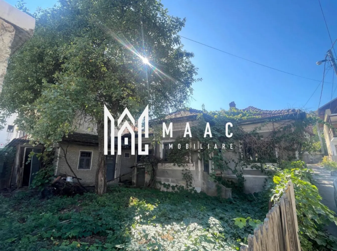 Casa Valcea | Teren 200 mp | Centru | - MAAC Imobiliare vă propune spre vânzare o proprietate cu potențial excelent, situată pe Strada Elena Doamna, în zona Hanul Haiducilor din Râmnicu Vâlcea. Datorită amplasării avantajoase și certificatului de urbanism existent, imobilul reprezintă o oportunitate atât pentru locuință proprie, cât și pentru dezvoltare imobiliară.
Caracteristici:
Casă amplasată pe Strada Elena Doamna
Zonă Hanul Haiducilor
Suprafață construită: 85 mp
Suprafață teren: 200 mp
Deschidere la stradă: 15 ml
Certificat de urbanism disponibil
Regim de înălțime permis: P+2+M
Orientare Est–Vest (răsărit–apus), oferind lumină naturală pe tot parcursul zilei
Compartimentare:
Compartimentarea actuală poate fi adaptată și reconfigurată în funcție de necesitățile viitorului proprietar sau ale unui proiect de dezvoltare.
Dotări:
Certificat de urbanism emis
Acces facil din stradă
Front stradal generos de 15 metri liniari
Teren intravilan cu potențial de construire
Avantaje:
Poziționare într-o zonă apreciată și bine conectată a municipiului Râmnicu Vâlcea
Posibilitatea dezvoltării unei construcții cu regim de înălțime P+2+M, conform certificatului de urbanism
Deschidere stradală generoasă, ideală pentru acces facil și valorificarea terenului
Orientare Est–Vest, ce asigură lumină naturală și confort pe tot parcursul zilei
Potrivită atât pentru locuință individuală, cât și pentru investiție sau proiect rezidențial
Pentru informații suplimentare și programarea unei vizionări, echipa MAAC Imobiliare vă stă la dispoziție.ID 3169140