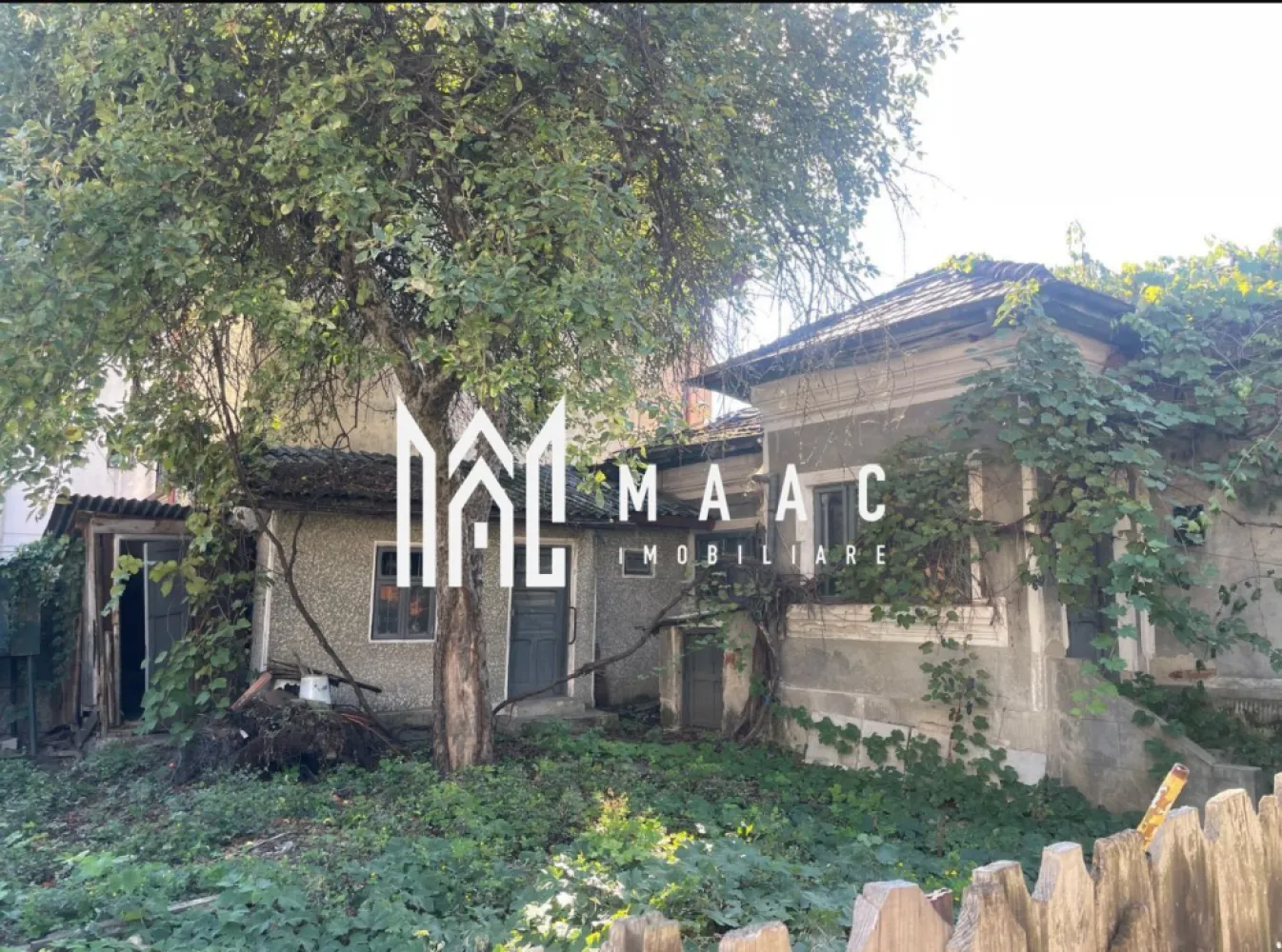 Casa Valcea | Teren 200 mp | Centru | - MAAC Imobiliare vă propune spre vânzare o proprietate cu potențial excelent, situată pe Strada Elena Doamna, în zona Hanul Haiducilor din Râmnicu Vâlcea. Datorită amplasării avantajoase și certificatului de urbanism existent, imobilul reprezintă o oportunitate atât pentru locuință proprie, cât și pentru dezvoltare imobiliară.
Caracteristici:
Casă amplasată pe Strada Elena Doamna
Zonă Hanul Haiducilor
Suprafață construită: 85 mp
Suprafață teren: 200 mp
Deschidere la stradă: 15 ml
Certificat de urbanism disponibil
Regim de înălțime permis: P+2+M
Orientare Est–Vest (răsărit–apus), oferind lumină naturală pe tot parcursul zilei
Compartimentare:
Compartimentarea actuală poate fi adaptată și reconfigurată în funcție de necesitățile viitorului proprietar sau ale unui proiect de dezvoltare.
Dotări:
Certificat de urbanism emis
Acces facil din stradă
Front stradal generos de 15 metri liniari
Teren intravilan cu potențial de construire
Avantaje:
Poziționare într-o zonă apreciată și bine conectată a municipiului Râmnicu Vâlcea
Posibilitatea dezvoltării unei construcții cu regim de înălțime P+2+M, conform certificatului de urbanism
Deschidere stradală generoasă, ideală pentru acces facil și valorificarea terenului
Orientare Est–Vest, ce asigură lumină naturală și confort pe tot parcursul zilei
Potrivită atât pentru locuință individuală, cât și pentru investiție sau proiect rezidențial
Pentru informații suplimentare și programarea unei vizionări, echipa MAAC Imobiliare vă stă la dispoziție.ID 3169140