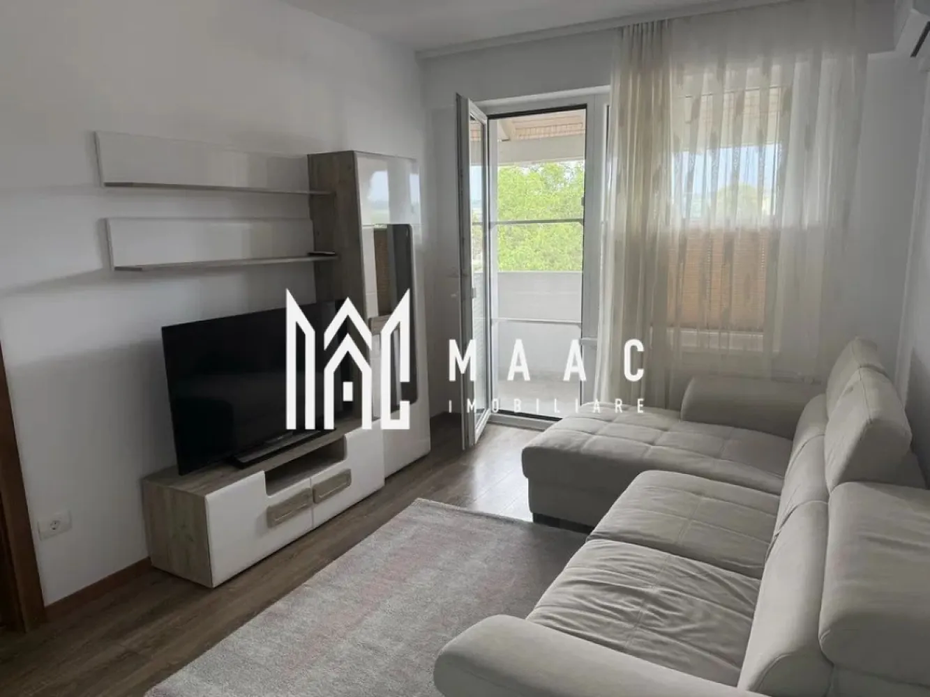 Apartament 3 camere | Etaj 3 | Balcon | 2 Bai | Central - MAAC Imobiliare vă propune spre închiriere un apartament modern cu 3 camere, situat într-un bloc nou din zona centrală a Sibiului, într-o locație liniștită și bine conectată la principalele puncte de interes ale orașului.

Locuința este complet mobilată și utilată, oferind confortul necesar pentru un stil de viață modern, fiind ideală pentru un cuplu, studenți sau persoane care își doresc să locuiască aproape de centrul orașului.

Compartimentare
Living spațios și luminos
2 dormitoare
Bucătărie complet utilată
2 băi
Hol
Balcon generos
Dotări și beneficii
Complet mobilat și utilat
Bloc nou
Lift
Loc de parcare privat inclus
Finisaje moderne
Spații bine compartimentate
Zonă liniștită
Avantaje locație
Situat în zona centrală a Sibiului
Aproape de instituții publice
Acces facil către magazine, farmacii și restaurante
Stații de autobuz în apropiere
Conexiune rapidă către principalele zone ale orașului
Condiții de închiriere
Potrivit pentru cupluri sau studenți
Nu se acceptă animale de companie
Nu se acceptă familii cu copii mai mari de 12 ani
Disponibil pentru închiriere pe termen lung