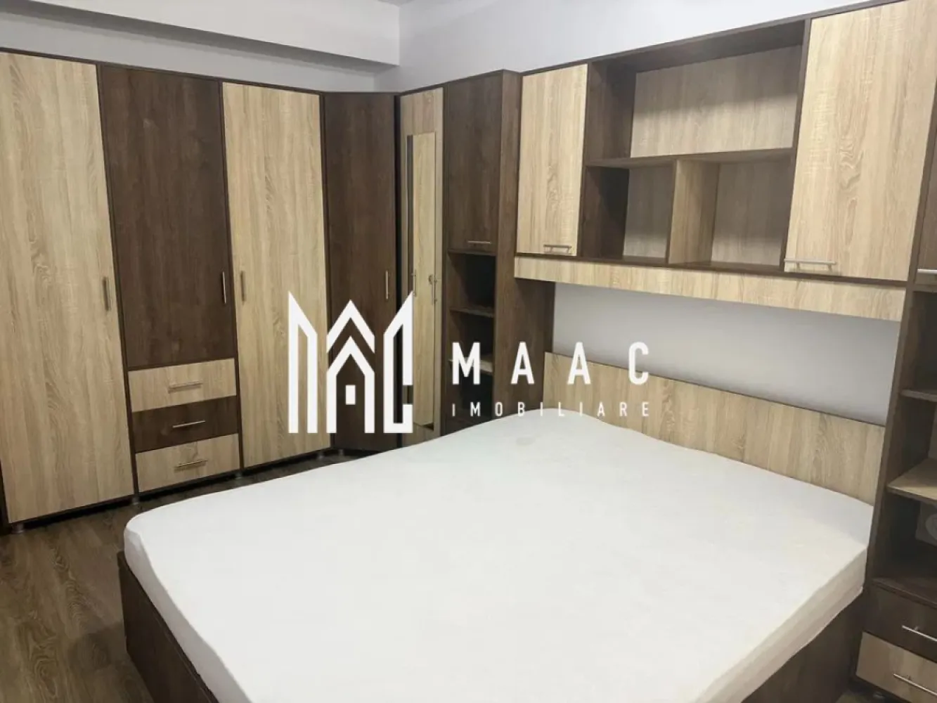 Apartament 3 camere | Etaj 3 | Balcon | 2 Bai | Central - MAAC Imobiliare vă propune spre închiriere un apartament modern cu 3 camere, situat într-un bloc nou din zona centrală a Sibiului, într-o locație liniștită și bine conectată la principalele puncte de interes ale orașului.

Locuința este complet mobilată și utilată, oferind confortul necesar pentru un stil de viață modern, fiind ideală pentru un cuplu, studenți sau persoane care își doresc să locuiască aproape de centrul orașului.

Compartimentare
Living spațios și luminos
2 dormitoare
Bucătărie complet utilată
2 băi
Hol
Balcon generos
Dotări și beneficii
Complet mobilat și utilat
Bloc nou
Lift
Loc de parcare privat inclus
Finisaje moderne
Spații bine compartimentate
Zonă liniștită
Avantaje locație
Situat în zona centrală a Sibiului
Aproape de instituții publice
Acces facil către magazine, farmacii și restaurante
Stații de autobuz în apropiere
Conexiune rapidă către principalele zone ale orașului
Condiții de închiriere
Potrivit pentru cupluri sau studenți
Nu se acceptă animale de companie
Nu se acceptă familii cu copii mai mari de 12 ani
Disponibil pentru închiriere pe termen lung