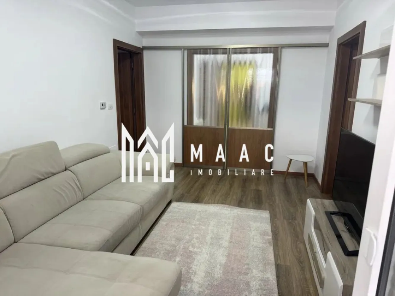 Apartament 3 camere | Etaj 3 | Balcon | 2 Bai | Central - MAAC Imobiliare vă propune spre închiriere un apartament modern cu 3 camere, situat într-un bloc nou din zona centrală a Sibiului, într-o locație liniștită și bine conectată la principalele puncte de interes ale orașului.

Locuința este complet mobilată și utilată, oferind confortul necesar pentru un stil de viață modern, fiind ideală pentru un cuplu, studenți sau persoane care își doresc să locuiască aproape de centrul orașului.

Compartimentare
Living spațios și luminos
2 dormitoare
Bucătărie complet utilată
2 băi
Hol
Balcon generos
Dotări și beneficii
Complet mobilat și utilat
Bloc nou
Lift
Loc de parcare privat inclus
Finisaje moderne
Spații bine compartimentate
Zonă liniștită
Avantaje locație
Situat în zona centrală a Sibiului
Aproape de instituții publice
Acces facil către magazine, farmacii și restaurante
Stații de autobuz în apropiere
Conexiune rapidă către principalele zone ale orașului
Condiții de închiriere
Potrivit pentru cupluri sau studenți
Nu se acceptă animale de companie
Nu se acceptă familii cu copii mai mari de 12 ani
Disponibil pentru închiriere pe termen lung
