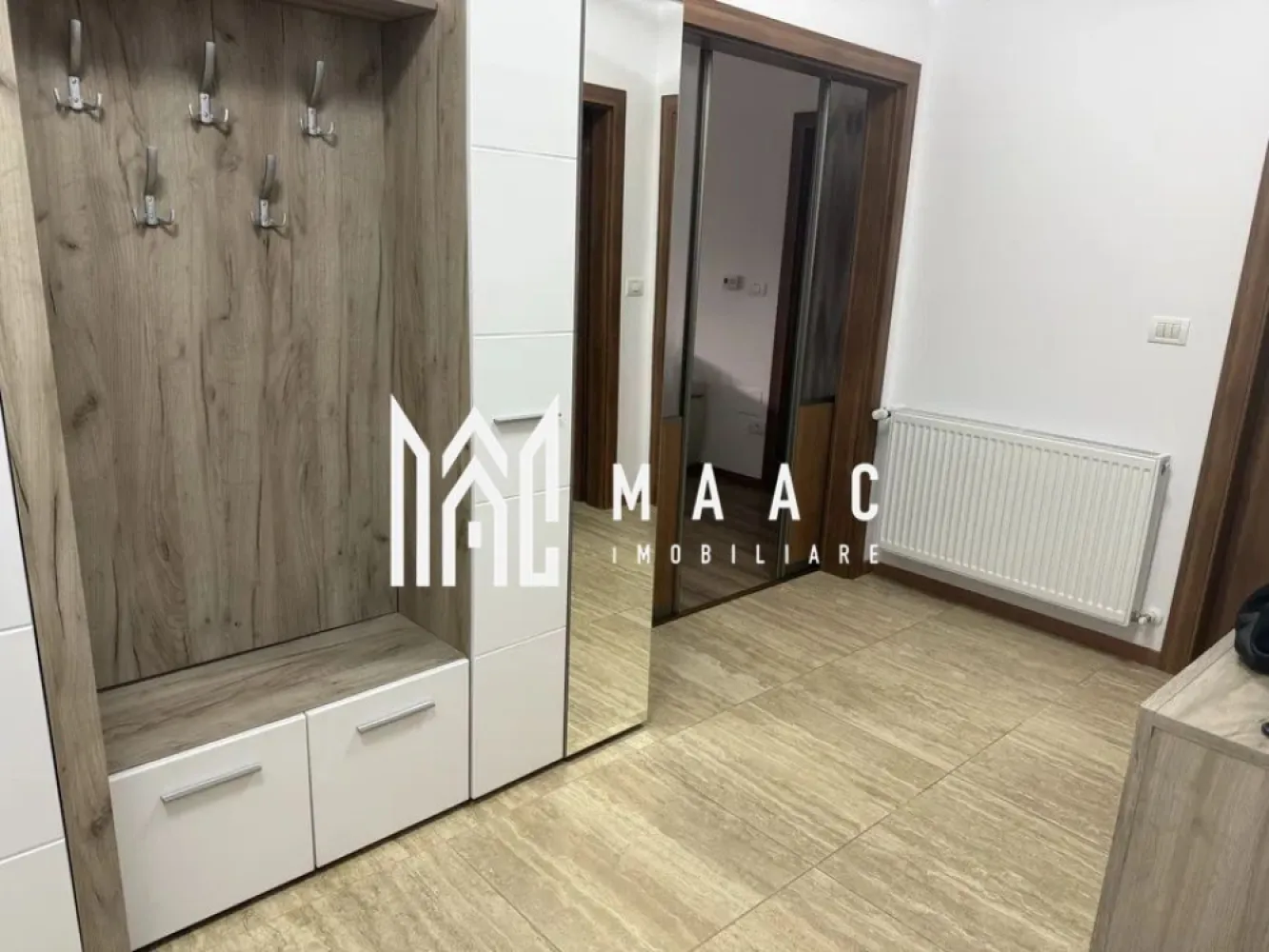 Apartament 3 camere | Etaj 3 | Balcon | 2 Bai | Central - MAAC Imobiliare vă propune spre închiriere un apartament modern cu 3 camere, situat într-un bloc nou din zona centrală a Sibiului, într-o locație liniștită și bine conectată la principalele puncte de interes ale orașului.

Locuința este complet mobilată și utilată, oferind confortul necesar pentru un stil de viață modern, fiind ideală pentru un cuplu, studenți sau persoane care își doresc să locuiască aproape de centrul orașului.

Compartimentare
Living spațios și luminos
2 dormitoare
Bucătărie complet utilată
2 băi
Hol
Balcon generos
Dotări și beneficii
Complet mobilat și utilat
Bloc nou
Lift
Loc de parcare privat inclus
Finisaje moderne
Spații bine compartimentate
Zonă liniștită
Avantaje locație
Situat în zona centrală a Sibiului
Aproape de instituții publice
Acces facil către magazine, farmacii și restaurante
Stații de autobuz în apropiere
Conexiune rapidă către principalele zone ale orașului
Condiții de închiriere
Potrivit pentru cupluri sau studenți
Nu se acceptă animale de companie
Nu se acceptă familii cu copii mai mari de 12 ani
Disponibil pentru închiriere pe termen lung