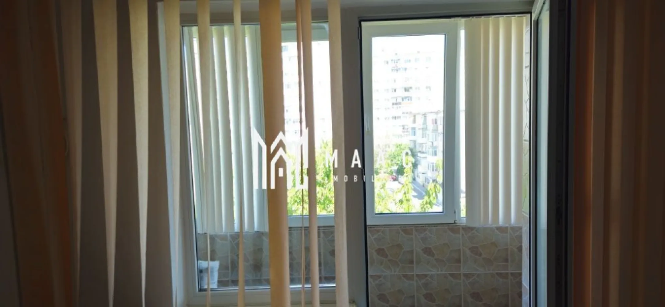 Apartament 2 camere | Ostroveni | etaj 4 | 42 mp | - MAAC Imobiliare vă propune spre vânzare un apartament cu 2 camere, situat în cartierul Ostroveni, zona C-uri, o locație apreciată pentru accesibilitate, liniște și proximitatea față de principalele facilități urbane. Proprietatea este ideală atât pentru locuință proprie, cât și pentru investiție, fiind complet utilată și pregătită pentru mutare.
Caracteristici:
Apartament cu 2 camere
Suprafață utilă: 42 mp
Situat la etajul 4 din 4
Amplasat în zona C-uri – Ostroveni
Recent zugrăvit
Costuri reduse de întreținere datorită contorizării individuale
Ideal pentru locuit sau închiriere
Compartimentare:
Living luminos
Dormitor
Bucătărie
Baie
Hol
Balcon închis cu tâmplărie PVC
Dotări:
Contorizare individuală cu gigacalorimetru
Ferestre cu geam termopan
Balcon închis cu tâmplărie termopan
Uși interioare din PVC cu tâmplărie termopan
Ușă metalică la intrare
Parchet
Gresie și faianță
Bucătărie mobilată
Aragaz și cuptor electric noi
Frigider
Mașină de spălat
Televizor
Aer condiționat
Se vinde complet utilat
Avantaje:
Apartament întreținut și pregătit pentru mutare imediată
Etaj superior, cu lumină naturală din abundență și intimitate
Cheltuieli reduse de întreținere datorită sistemului individual de contorizare
Zonă liniștită, cu acces rapid către magazine, școli, mijloace de transport și alte puncte de interes
Potrivit atât pentru o persoană singură sau un cuplu, cât și pentru investiție în vederea închirierii
Această proprietate reprezintă o oportunitate excelentă pentru cei care își doresc un apartament complet echipat, bine întreținut și amplasat într-una dintre cele mai căutate zone din Ostroveni.
Pentru mai multe informații și programarea unei vizionări, echipa MAAC Imobiliare vă stă la dispoziție.ID 3169063