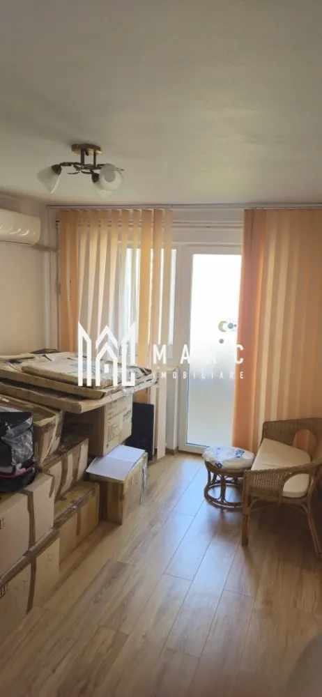 Apartament 2 camere | Ostroveni | etaj 4 | 42 mp | - MAAC Imobiliare vă propune spre vânzare un apartament cu 2 camere, situat în cartierul Ostroveni, zona C-uri, o locație apreciată pentru accesibilitate, liniște și proximitatea față de principalele facilități urbane. Proprietatea este ideală atât pentru locuință proprie, cât și pentru investiție, fiind complet utilată și pregătită pentru mutare.
Caracteristici:
Apartament cu 2 camere
Suprafață utilă: 42 mp
Situat la etajul 4 din 4
Amplasat în zona C-uri – Ostroveni
Recent zugrăvit
Costuri reduse de întreținere datorită contorizării individuale
Ideal pentru locuit sau închiriere
Compartimentare:
Living luminos
Dormitor
Bucătărie
Baie
Hol
Balcon închis cu tâmplărie PVC
Dotări:
Contorizare individuală cu gigacalorimetru
Ferestre cu geam termopan
Balcon închis cu tâmplărie termopan
Uși interioare din PVC cu tâmplărie termopan
Ușă metalică la intrare
Parchet
Gresie și faianță
Bucătărie mobilată
Aragaz și cuptor electric noi
Frigider
Mașină de spălat
Televizor
Aer condiționat
Se vinde complet utilat
Avantaje:
Apartament întreținut și pregătit pentru mutare imediată
Etaj superior, cu lumină naturală din abundență și intimitate
Cheltuieli reduse de întreținere datorită sistemului individual de contorizare
Zonă liniștită, cu acces rapid către magazine, școli, mijloace de transport și alte puncte de interes
Potrivit atât pentru o persoană singură sau un cuplu, cât și pentru investiție în vederea închirierii
Această proprietate reprezintă o oportunitate excelentă pentru cei care își doresc un apartament complet echipat, bine întreținut și amplasat într-una dintre cele mai căutate zone din Ostroveni.
Pentru mai multe informații și programarea unei vizionări, echipa MAAC Imobiliare vă stă la dispoziție.ID 3169063