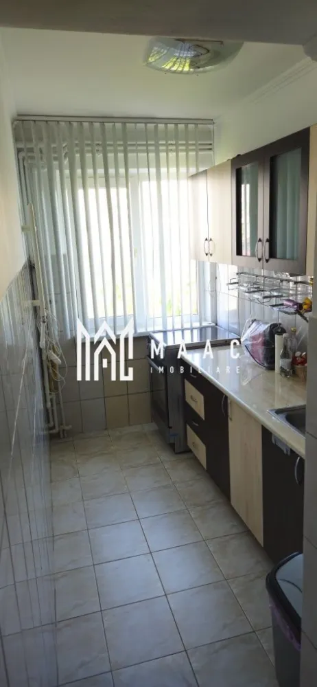 Apartament 2 camere | Ostroveni | etaj 4 | 42 mp | - MAAC Imobiliare vă propune spre vânzare un apartament cu 2 camere, situat în cartierul Ostroveni, zona C-uri, o locație apreciată pentru accesibilitate, liniște și proximitatea față de principalele facilități urbane. Proprietatea este ideală atât pentru locuință proprie, cât și pentru investiție, fiind complet utilată și pregătită pentru mutare.
Caracteristici:
Apartament cu 2 camere
Suprafață utilă: 42 mp
Situat la etajul 4 din 4
Amplasat în zona C-uri – Ostroveni
Recent zugrăvit
Costuri reduse de întreținere datorită contorizării individuale
Ideal pentru locuit sau închiriere
Compartimentare:
Living luminos
Dormitor
Bucătărie
Baie
Hol
Balcon închis cu tâmplărie PVC
Dotări:
Contorizare individuală cu gigacalorimetru
Ferestre cu geam termopan
Balcon închis cu tâmplărie termopan
Uși interioare din PVC cu tâmplărie termopan
Ușă metalică la intrare
Parchet
Gresie și faianță
Bucătărie mobilată
Aragaz și cuptor electric noi
Frigider
Mașină de spălat
Televizor
Aer condiționat
Se vinde complet utilat
Avantaje:
Apartament întreținut și pregătit pentru mutare imediată
Etaj superior, cu lumină naturală din abundență și intimitate
Cheltuieli reduse de întreținere datorită sistemului individual de contorizare
Zonă liniștită, cu acces rapid către magazine, școli, mijloace de transport și alte puncte de interes
Potrivit atât pentru o persoană singură sau un cuplu, cât și pentru investiție în vederea închirierii
Această proprietate reprezintă o oportunitate excelentă pentru cei care își doresc un apartament complet echipat, bine întreținut și amplasat într-una dintre cele mai căutate zone din Ostroveni.
Pentru mai multe informații și programarea unei vizionări, echipa MAAC Imobiliare vă stă la dispoziție.ID 3169063