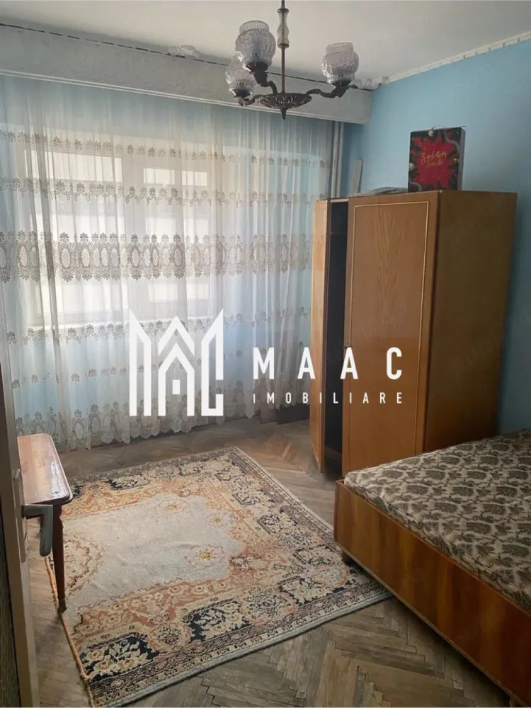 Apartament 3 camere | 2 bai | etaj 1 | 70 mp | Centru | - MAAC Imobiliare vă propune spre vânzare un apartament cu 3 camere, situat în zona centrală a municipiului Râmnicu Vâlcea, vis-a-vis de Casa Memorială Anton Pann. Amplasat la etajul 1 al unui bloc construit în anul 1985, imobilul oferă confort, funcționalitate și acces rapid către toate punctele de interes ale orașului.
Caracteristici:
Apartament cu 3 camere
Suprafață bine compartimentată
Etaj 1 din 4
Bloc construit în anul 1985
Situat în zona centrală a orașului
Poziționare excelentă, vis-a-vis de Casa Memorială Anton Pann
Ideal pentru locuit sau investiție
Compartimentare:
Living spațios cu acces direct în balcon
2 dormitoare luminoase
Bucătărie cu debara pentru depozitare
2 băi
Hol de acces
Balcon
Boxă la subsolul blocului
Dotări:
Centrală termică proprie
Boxă pentru depozitare
Compartimentare decomandată și practică
Spații generoase și bine organizate
Avantaje:
Etaj intermediar, apreciat pentru confort și accesibilitate
Poziționare ultracentrală, aproape de instituții, magazine, restaurante și mijloace de transport
Două băi și debara, pentru un plus de funcționalitateBoxă la subsol, ideală pentru depozitare suplimentară
Bloc construit după 1980, cu structură solidă
Potrivit pentru familii, dar și pentru investiție în vederea închirierii
Această proprietate reprezintă o oportunitate excelentă pentru cei care își doresc un apartament spațios într-o zonă centrală și bine cotată din Râmnicu Vâlcea, beneficiind de toate facilitățile necesare unui stil de viață confortabil.
Pentru mai multe informații și programarea unei vizionări, echipa MAAC Imobiliare vă stă la dispoziție.ID 3169044
