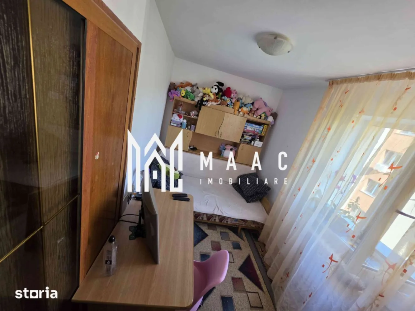 Apartament 3 camere, | 36,8 mpu | Petrișor | Etaj 3 | - MAAC Imobiliare vă propune spre vânzare un apartament cu 3 camere, situat în cartierul Petrișor din Râmnicu Vâlcea, la etajul 3 al unui bloc anvelopat termic. Cu o compartimentare eficientă și multiple îmbunătățiri deja realizate, această proprietate reprezintă o alegere inspirată atât pentru locuință proprie, cât și pentru investiție.
Caracteristici:
Apartament cu 3 camere
Suprafață utilă: 36,8 mp
Situat la etajul 3
Bloc anvelopat termic
Locuință întreținută și disponibilă pentru mutare
Ideal pentru familie, cuplu sau investiție
Compartimentare:
Living
2 dormitoare
Bucătărie
Baie
Hol
Compartimentare practică și funcțională
Dotări:
Instalație electrică refăcută integral cu cablaj din cupru
Ferestre cu tâmplărie PVC și geam termopan
Ușă metalică la intrare
Uși interioare retractabile pentru optimizarea spațiului
Racordare la sistemul centralizat de încălzire (CET)
Repartitoare de căldură montate
Bloc termoizolat exterior
Avantaje:
Apartament locuibil imediat, fără necesitatea unor investiții urgente
Posibilitatea modernizării și personalizării după preferințele noului proprietar
Etaj intermediar, cu costuri reduse de întreținere și confort sporit
Compartimentare eficientă ce valorifică foarte bine suprafața disponibilă
Situat într-o zonă liniștită, cu acces rapid către magazine, școli, mijloace de transport și alte facilități urbane
Potrivit atât pentru locuință permanentă, cât și pentru investiție în vederea închirierii
Datorită poziționării avantajoase și îmbunătățirilor existente, acest apartament oferă un excelent raport între preț și beneficii, fiind o oportunitate atractivă pe piața imobiliară din Râmnicu Vâlcea.
Pentru informații suplimentare și programarea unei vizionări, echipa MAAC Imobiliare vă stă la dispoziție.ID 3150576