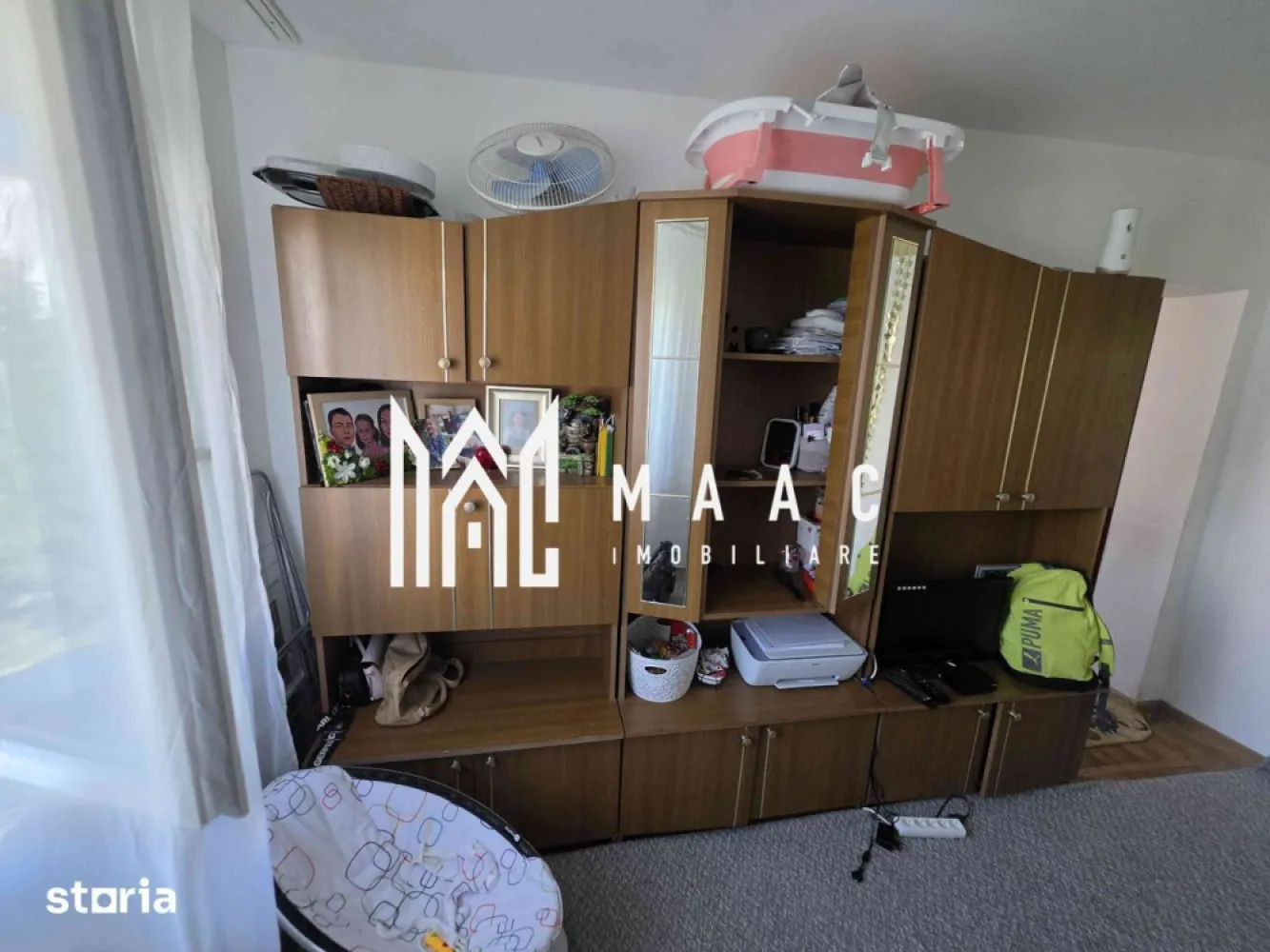 Apartament 3 camere, | 36,8 mpu | Petrișor | Etaj 3 | - MAAC Imobiliare vă propune spre vânzare un apartament cu 3 camere, situat în cartierul Petrișor din Râmnicu Vâlcea, la etajul 3 al unui bloc anvelopat termic. Cu o compartimentare eficientă și multiple îmbunătățiri deja realizate, această proprietate reprezintă o alegere inspirată atât pentru locuință proprie, cât și pentru investiție.
Caracteristici:
Apartament cu 3 camere
Suprafață utilă: 36,8 mp
Situat la etajul 3
Bloc anvelopat termic
Locuință întreținută și disponibilă pentru mutare
Ideal pentru familie, cuplu sau investiție
Compartimentare:
Living
2 dormitoare
Bucătărie
Baie
Hol
Compartimentare practică și funcțională
Dotări:
Instalație electrică refăcută integral cu cablaj din cupru
Ferestre cu tâmplărie PVC și geam termopan
Ușă metalică la intrare
Uși interioare retractabile pentru optimizarea spațiului
Racordare la sistemul centralizat de încălzire (CET)
Repartitoare de căldură montate
Bloc termoizolat exterior
Avantaje:
Apartament locuibil imediat, fără necesitatea unor investiții urgente
Posibilitatea modernizării și personalizării după preferințele noului proprietar
Etaj intermediar, cu costuri reduse de întreținere și confort sporit
Compartimentare eficientă ce valorifică foarte bine suprafața disponibilă
Situat într-o zonă liniștită, cu acces rapid către magazine, școli, mijloace de transport și alte facilități urbane
Potrivit atât pentru locuință permanentă, cât și pentru investiție în vederea închirierii
Datorită poziționării avantajoase și îmbunătățirilor existente, acest apartament oferă un excelent raport între preț și beneficii, fiind o oportunitate atractivă pe piața imobiliară din Râmnicu Vâlcea.
Pentru informații suplimentare și programarea unei vizionări, echipa MAAC Imobiliare vă stă la dispoziție.ID 3150576