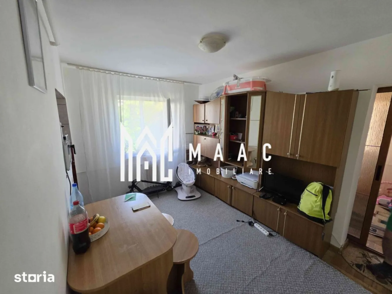 Apartament 3 camere, | 36,8 mpu | Petrișor | Etaj 3 | - MAAC Imobiliare vă propune spre vânzare un apartament cu 3 camere, situat în cartierul Petrișor din Râmnicu Vâlcea, la etajul 3 al unui bloc anvelopat termic. Cu o compartimentare eficientă și multiple îmbunătățiri deja realizate, această proprietate reprezintă o alegere inspirată atât pentru locuință proprie, cât și pentru investiție.
Caracteristici:
Apartament cu 3 camere
Suprafață utilă: 36,8 mp
Situat la etajul 3
Bloc anvelopat termic
Locuință întreținută și disponibilă pentru mutare
Ideal pentru familie, cuplu sau investiție
Compartimentare:
Living
2 dormitoare
Bucătărie
Baie
Hol
Compartimentare practică și funcțională
Dotări:
Instalație electrică refăcută integral cu cablaj din cupru
Ferestre cu tâmplărie PVC și geam termopan
Ușă metalică la intrare
Uși interioare retractabile pentru optimizarea spațiului
Racordare la sistemul centralizat de încălzire (CET)
Repartitoare de căldură montate
Bloc termoizolat exterior
Avantaje:
Apartament locuibil imediat, fără necesitatea unor investiții urgente
Posibilitatea modernizării și personalizării după preferințele noului proprietar
Etaj intermediar, cu costuri reduse de întreținere și confort sporit
Compartimentare eficientă ce valorifică foarte bine suprafața disponibilă
Situat într-o zonă liniștită, cu acces rapid către magazine, școli, mijloace de transport și alte facilități urbane
Potrivit atât pentru locuință permanentă, cât și pentru investiție în vederea închirierii
Datorită poziționării avantajoase și îmbunătățirilor existente, acest apartament oferă un excelent raport între preț și beneficii, fiind o oportunitate atractivă pe piața imobiliară din Râmnicu Vâlcea.
Pentru informații suplimentare și programarea unei vizionări, echipa MAAC Imobiliare vă stă la dispoziție.ID 3150576
