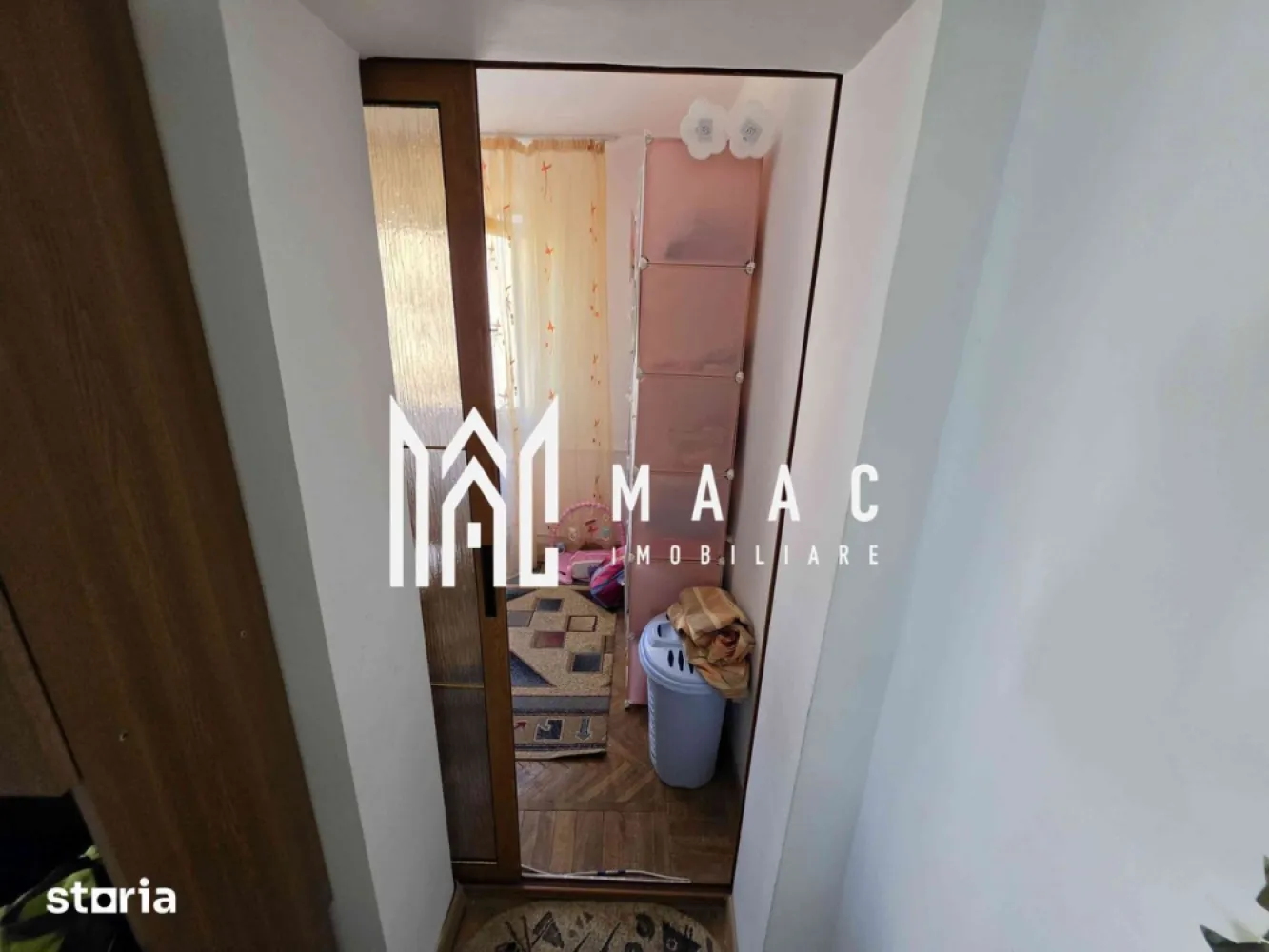 Apartament 3 camere, | 36,8 mpu | Petrișor | Etaj 3 | - MAAC Imobiliare vă propune spre vânzare un apartament cu 3 camere, situat în cartierul Petrișor din Râmnicu Vâlcea, la etajul 3 al unui bloc anvelopat termic. Cu o compartimentare eficientă și multiple îmbunătățiri deja realizate, această proprietate reprezintă o alegere inspirată atât pentru locuință proprie, cât și pentru investiție.
Caracteristici:
Apartament cu 3 camere
Suprafață utilă: 36,8 mp
Situat la etajul 3
Bloc anvelopat termic
Locuință întreținută și disponibilă pentru mutare
Ideal pentru familie, cuplu sau investiție
Compartimentare:
Living
2 dormitoare
Bucătărie
Baie
Hol
Compartimentare practică și funcțională
Dotări:
Instalație electrică refăcută integral cu cablaj din cupru
Ferestre cu tâmplărie PVC și geam termopan
Ușă metalică la intrare
Uși interioare retractabile pentru optimizarea spațiului
Racordare la sistemul centralizat de încălzire (CET)
Repartitoare de căldură montate
Bloc termoizolat exterior
Avantaje:
Apartament locuibil imediat, fără necesitatea unor investiții urgente
Posibilitatea modernizării și personalizării după preferințele noului proprietar
Etaj intermediar, cu costuri reduse de întreținere și confort sporit
Compartimentare eficientă ce valorifică foarte bine suprafața disponibilă
Situat într-o zonă liniștită, cu acces rapid către magazine, școli, mijloace de transport și alte facilități urbane
Potrivit atât pentru locuință permanentă, cât și pentru investiție în vederea închirierii
Datorită poziționării avantajoase și îmbunătățirilor existente, acest apartament oferă un excelent raport între preț și beneficii, fiind o oportunitate atractivă pe piața imobiliară din Râmnicu Vâlcea.
Pentru informații suplimentare și programarea unei vizionări, echipa MAAC Imobiliare vă stă la dispoziție.ID 3150576