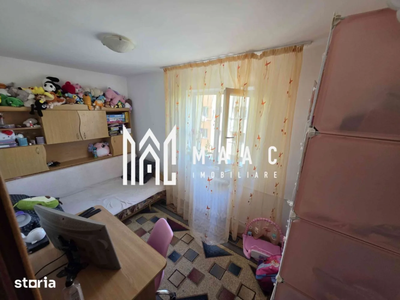 Apartament 3 camere, | 36,8 mpu | Petrișor | Etaj 3 | - MAAC Imobiliare vă propune spre vânzare un apartament cu 3 camere, situat în cartierul Petrișor din Râmnicu Vâlcea, la etajul 3 al unui bloc anvelopat termic. Cu o compartimentare eficientă și multiple îmbunătățiri deja realizate, această proprietate reprezintă o alegere inspirată atât pentru locuință proprie, cât și pentru investiție.
Caracteristici:
Apartament cu 3 camere
Suprafață utilă: 36,8 mp
Situat la etajul 3
Bloc anvelopat termic
Locuință întreținută și disponibilă pentru mutare
Ideal pentru familie, cuplu sau investiție
Compartimentare:
Living
2 dormitoare
Bucătărie
Baie
Hol
Compartimentare practică și funcțională
Dotări:
Instalație electrică refăcută integral cu cablaj din cupru
Ferestre cu tâmplărie PVC și geam termopan
Ușă metalică la intrare
Uși interioare retractabile pentru optimizarea spațiului
Racordare la sistemul centralizat de încălzire (CET)
Repartitoare de căldură montate
Bloc termoizolat exterior
Avantaje:
Apartament locuibil imediat, fără necesitatea unor investiții urgente
Posibilitatea modernizării și personalizării după preferințele noului proprietar
Etaj intermediar, cu costuri reduse de întreținere și confort sporit
Compartimentare eficientă ce valorifică foarte bine suprafața disponibilă
Situat într-o zonă liniștită, cu acces rapid către magazine, școli, mijloace de transport și alte facilități urbane
Potrivit atât pentru locuință permanentă, cât și pentru investiție în vederea închirierii
Datorită poziționării avantajoase și îmbunătățirilor existente, acest apartament oferă un excelent raport între preț și beneficii, fiind o oportunitate atractivă pe piața imobiliară din Râmnicu Vâlcea.
Pentru informații suplimentare și programarea unei vizionări, echipa MAAC Imobiliare vă stă la dispoziție.ID 3150576