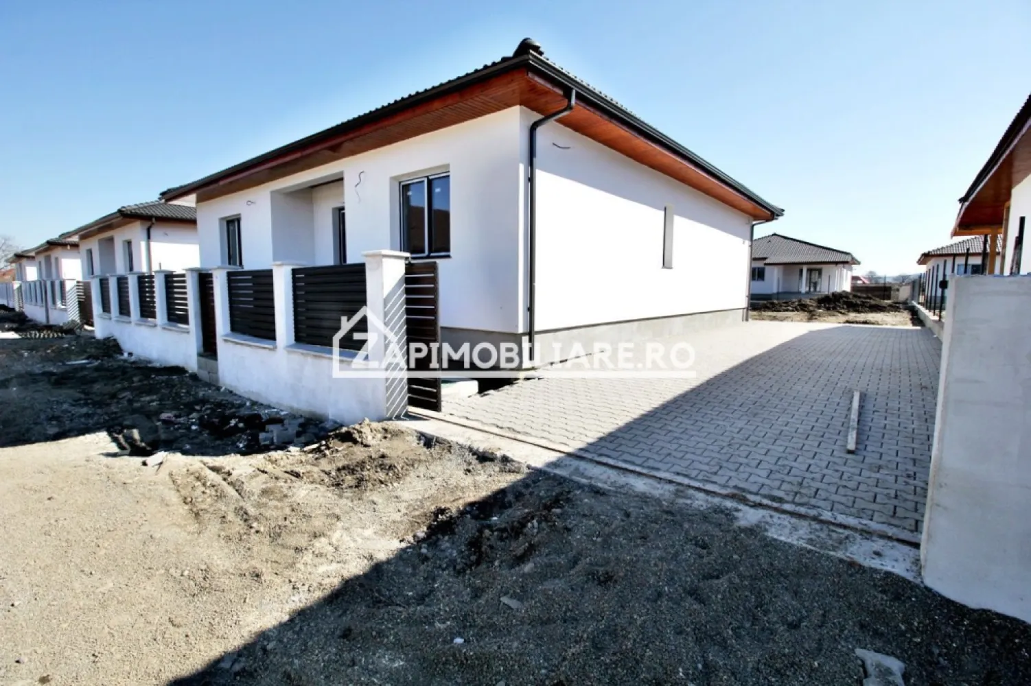 Casă 4 cam,2 băi,terasă acoperită,500mp.teren,gard,pavaj. - Contact 0774048706 Bogdan
De vânzare casă pe 1 nivel semifinisată avansat cu gard, pavaj. terasă acoperită, pivniță singur în curte 4 camere 2 băi, dressing,situată în Ungheni la 5 minute de urcarea pe autostradă si la 10 minute de Targu Mures suprafața utilă de 110 mp.suprafata construită 140 mp. amplasată pe un teren cu suprafața de 500 mp, 
Compartimentare:
 1 living, 1 bucătărie, 2 băi, 3 dormitoare, 1 hol,1 terasă acoperită,1 pivniță,1 dressing 
Detalii:
- centrală termică, incălzire in pardoseală, geamuri termopan 
- fundația casei din beton cu o adâncime de 1 m, pereții sunt din cărămidă, acoperișul de țiglă, izolată cu polistiren de 10 cm.
pod mansardabil, 
- anul construcției 2025
Utilitați:
- curent, apă, gaz, canalizare
Casa se vinde semifinisată avansat,zugrăvita in alb,cu gard,porti si pavaj la prețul de 120.000 Euro + TVA
Comision ZERO!
Contact 0774048706 Bogdan
Daca vă place această ofertă sau pentru alte informații sunați la numărul de contact din anunț! 
Compania Zap Imobiliare vă pune la dispoziție toate actele și documentele necesare alături de asistență și consiliere permanentă până la finalizarea achiziției imobiliare. 
Ne dorim să îți oferim cea mai plăcută experiență, îndeplinim vise cu pereți!