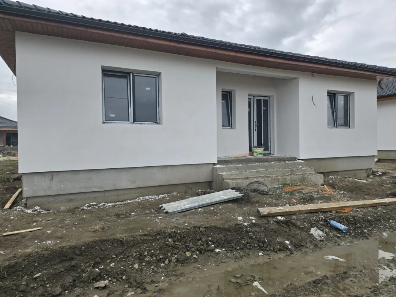 Casă 4 cam,2 băi,terasă acoperită,500mp.teren,gard,pavaj. - Contact 0774048706 Bogdan
De vânzare casă pe 1 nivel semifinisată avansat cu gard, pavaj. terasă acoperită, pivniță singur în curte 4 camere 2 băi, dressing,situată în Ungheni la 5 minute de urcarea pe autostradă si la 10 minute de Targu Mures suprafața utilă de 110 mp.suprafata construită 140 mp. amplasată pe un teren cu suprafața de 500 mp, 
Compartimentare:
 1 living, 1 bucătărie, 2 băi, 3 dormitoare, 1 hol,1 terasă acoperită,1 pivniță,1 dressing 
Detalii:
- centrală termică, incălzire in pardoseală, geamuri termopan 
- fundația casei din beton cu o adâncime de 1 m, pereții sunt din cărămidă, acoperișul de țiglă, izolată cu polistiren de 10 cm.
pod mansardabil, 
- anul construcției 2025
Utilitați:
- curent, apă, gaz, canalizare
Casa se vinde semifinisată avansat,zugrăvita in alb,cu gard,porti si pavaj la prețul de 120.000 Euro + TVA
Comision ZERO!
Contact 0774048706 Bogdan
Daca vă place această ofertă sau pentru alte informații sunați la numărul de contact din anunț! 
Compania Zap Imobiliare vă pune la dispoziție toate actele și documentele necesare alături de asistență și consiliere permanentă până la finalizarea achiziției imobiliare. 
Ne dorim să îți oferim cea mai plăcută experiență, îndeplinim vise cu pereți!