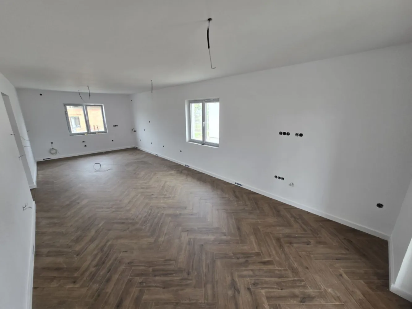 Casă 4 cam,2 băi,terasă acoperită,500mp.teren,gard,pavaj. - Contact 0774048706 Bogdan
De vânzare casă pe 1 nivel semifinisată avansat cu gard, pavaj. terasă acoperită, pivniță singur în curte 4 camere 2 băi, dressing,situată în Ungheni la 5 minute de urcarea pe autostradă si la 10 minute de Targu Mures suprafața utilă de 110 mp.suprafata construită 140 mp. amplasată pe un teren cu suprafața de 500 mp, 
Compartimentare:
 1 living, 1 bucătărie, 2 băi, 3 dormitoare, 1 hol,1 terasă acoperită,1 pivniță,1 dressing 
Detalii:
- centrală termică, incălzire in pardoseală, geamuri termopan 
- fundația casei din beton cu o adâncime de 1 m, pereții sunt din cărămidă, acoperișul de țiglă, izolată cu polistiren de 10 cm.
pod mansardabil, 
- anul construcției 2025
Utilitați:
- curent, apă, gaz, canalizare
Casa se vinde semifinisată avansat,zugrăvita in alb,cu gard,porti si pavaj la prețul de 120.000 Euro + TVA
Comision ZERO!
Contact 0774048706 Bogdan
Daca vă place această ofertă sau pentru alte informații sunați la numărul de contact din anunț! 
Compania Zap Imobiliare vă pune la dispoziție toate actele și documentele necesare alături de asistență și consiliere permanentă până la finalizarea achiziției imobiliare. 
Ne dorim să îți oferim cea mai plăcută experiență, îndeplinim vise cu pereți!