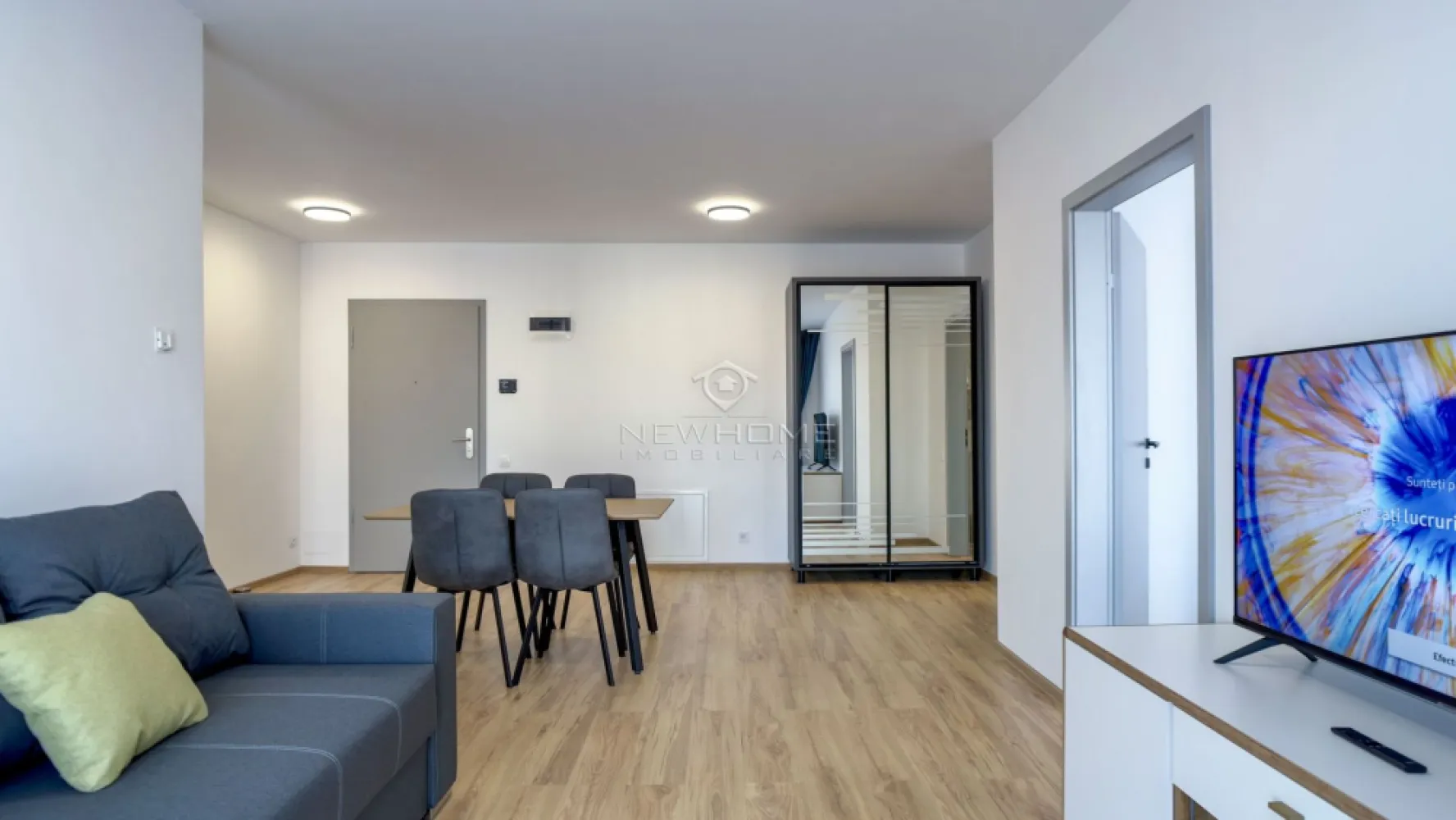 Apartament 2 camere, Zenia, zona Plopilor - New HOME Imobiliare ofera in EXCLUSIVITATE, apartament modern cu 2 camere semidecomandat, situat in ansamblui rezidential ZENIA, cartierul Plopilor. Apartamentul este amplasat la etajul 2 din 7 al unui imobil nou., dotat cu 2 lifturi. Dispune de suprafata utila de 55 mp + terasa de 7 mp. Compus din: hol, living open space impreuna cu bucataria, dormitor, baie. Pentru confortul Dvs. se inchiriaza mobilat/utilat, cum se vede in poze, electrocasnice moderne de calitate, loc de PARCARE subteran la pretul de 50€ pe luna. Avand in vedere poziția si avantajele zonei este una de interes maxim, datorita pozitionarii fiind in apropiere de parcul Central, Cluj Arena, sala Sporturilor, etc. Pentru mai multe informatii si pentru a programa o vizionare, contactati-ne cu incredere!