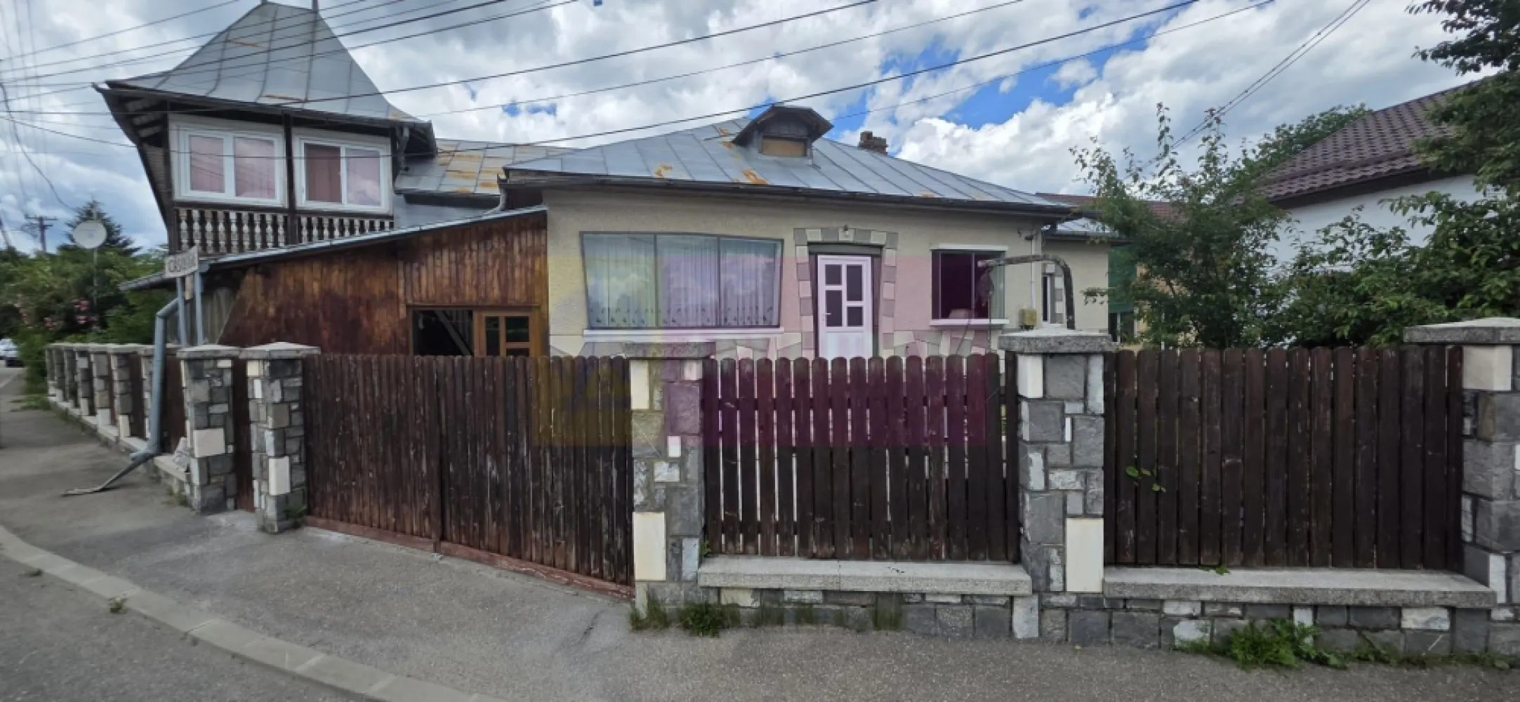 Casa cu 5 camere de vanzare in Breaza - Casă și curte proprie în Breaza – la preț de apartament!

Agentia Imobiliară Mervani vă propune spre vânzare o proprietate situată în Breaza, ideală pentru cei care își doresc avantajele unei case pe pământ, cu curte proprie și acces direct din stradă asfaltată, la un preț comparabil cu cel al unui apartament.

Proprietatea dispune de un teren drept în suprafață de 379 mp și de o locuință cu suprafața construită desfășurată de 221 mp. Casa a fost edificată în anul 1960 și extinsă în ultrior, oferind multiple posibilități de utilizare.

Construcția, dispusă pe parter și pod, este compartimentată astfel:

 hol;
 cameră de zi;
 2 dormitoare;
 baie;
 cămară;
 bucătărie în care este montată centrala termică pe gaz.

Locuința beneficiază de încălzire prin calorifere alimentate de centrala termică proprie.

Extinderea realizată în anul 2005, cu acces separat față de construcția inițială și fără comunicare interioară între cele două corpuri, este compartimentată astfel:

Parter:
 bucătărie;
 spațiu rezultat din transformarea fostului garaj;
 terasă acoperită.

Etaj mansardat:
 hol;
 dormitor;
 grup sanitar.

Casa este construită pe fundație din beton, cu pereți din cărămidă, planșeu din lemn cu tencuială și pod din lemn. Acoperișul este realizat din tablă galvanizată, iar tâmplăria este parțial din PVC cu geam termopan.

Proprietatea beneficiază de branșamente la gaze naturale, energie electrică și canalizare. Alimentarea cu apă se face din fântână proprie, echipată cu hidrofor.

Deși necesită lucrări de renovare și îmbunătățire a confortului, această proprietate reprezintă o oportunitate excelentă pentru cei care caută o casă cu teren propriu în Breaza, la un preț accesibil, cu potențial de amenajare după propriul gust.

Dacă îți dorești să schimbi apartamentul cu o locuință pe pământ, unde să te bucuri de propria curte, de liniște și de aerul curat specific stațiunii Breaza, această proprietate merită văzută.

Pentru informații suplimentare și programarea unei vizionări, contactați Agenția Imobiliară Mervani – 0729 935 536.