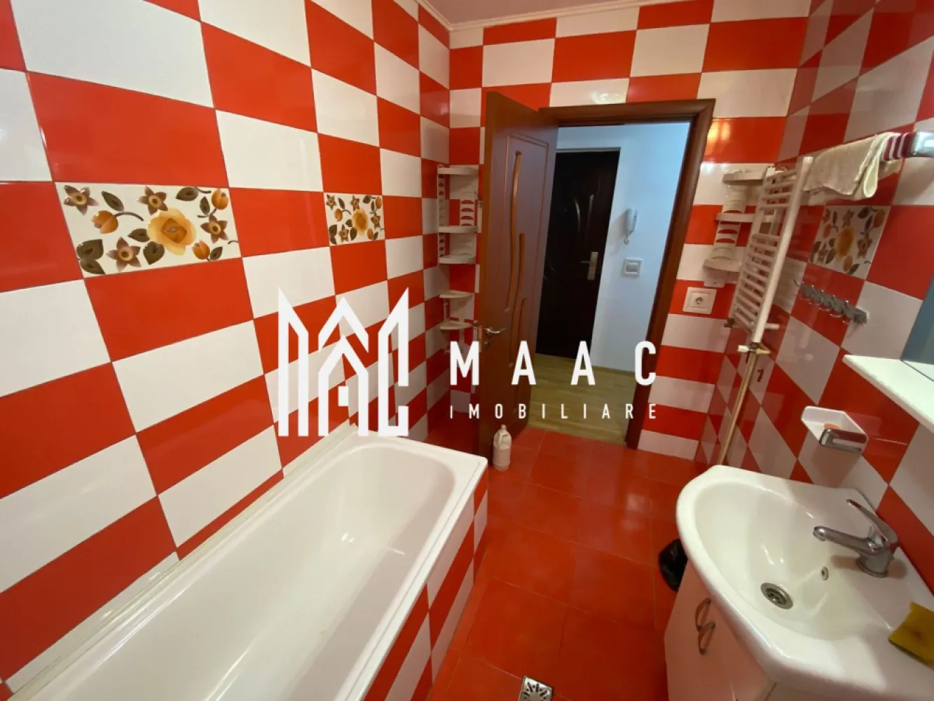 Apartament 1 camera | Etaj 2 | 45mp | Strand - MAAC Imobiliare vă ofera spre vânzare un apartament cu 1 camera, situat într-un cartier rezidențial liniștit, cu construcții noi, în apropierea Parcurilor Belvedere și Sub Arini. 

Apartamentul beneficiază de un loc de parcare privat.

Tip imobil: Apartament semidecomandat
An construcție: 2012
Etaj: 2/4
Suprafață utilă: 45 mp
Balcon: închis
Încălzire: Centrală proprie
Baie: Complet utilată

Avantaje:
Locație excelentă: Aproape de Parcul Belvedere și Parcul Sub Arini
Loc de parcare privat.

Cartier rezidențial: Zonă liniștită, cu acces rapid la centre comerciale, școli și transport public
Acest apartament este ideal pentru o persoană sau un cuplu.

Pentru mai multe detalii sau pentru a programa o vizionare va rugam sepcificati telefonic ID: CP2258112