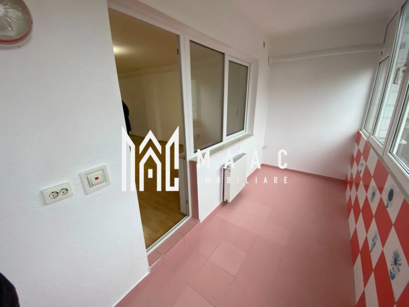 Apartament 1 camera | Etaj 2 | 45mp | Strand - MAAC Imobiliare vă ofera spre vânzare un apartament cu 1 camera, situat într-un cartier rezidențial liniștit, cu construcții noi, în apropierea Parcurilor Belvedere și Sub Arini. 

Apartamentul beneficiază de un loc de parcare privat.

Tip imobil: Apartament semidecomandat
An construcție: 2012
Etaj: 2/4
Suprafață utilă: 45 mp
Balcon: închis
Încălzire: Centrală proprie
Baie: Complet utilată

Avantaje:
Locație excelentă: Aproape de Parcul Belvedere și Parcul Sub Arini
Loc de parcare privat.

Cartier rezidențial: Zonă liniștită, cu acces rapid la centre comerciale, școli și transport public
Acest apartament este ideal pentru o persoană sau un cuplu.

Pentru mai multe detalii sau pentru a programa o vizionare va rugam sepcificati telefonic ID: CP2258112