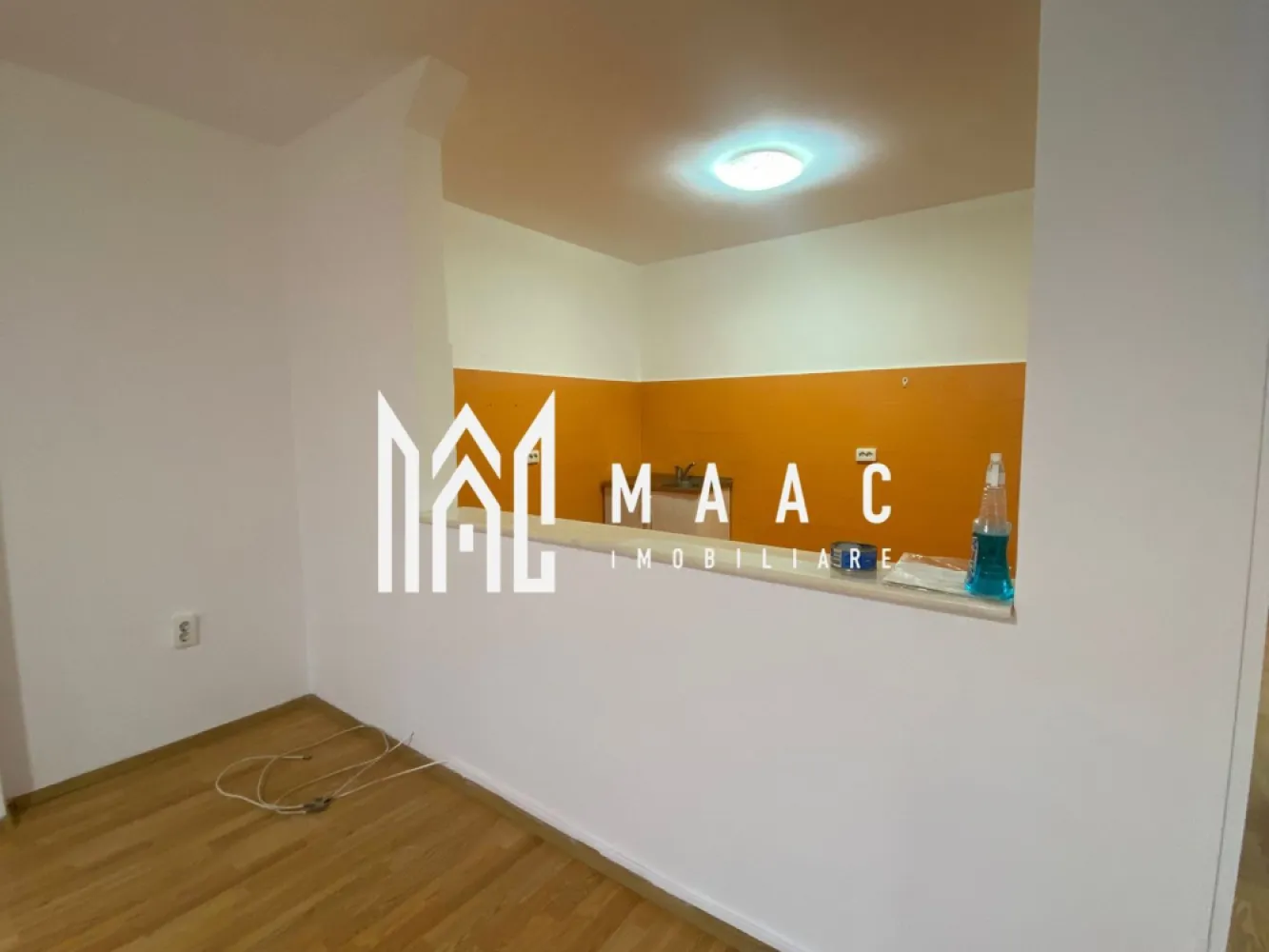 Apartament 1 camera | Etaj 2 | 45mp | Strand - MAAC Imobiliare vă ofera spre vânzare un apartament cu 1 camera, situat într-un cartier rezidențial liniștit, cu construcții noi, în apropierea Parcurilor Belvedere și Sub Arini. 

Apartamentul beneficiază de un loc de parcare privat.

Tip imobil: Apartament semidecomandat
An construcție: 2012
Etaj: 2/4
Suprafață utilă: 45 mp
Balcon: închis
Încălzire: Centrală proprie
Baie: Complet utilată

Avantaje:
Locație excelentă: Aproape de Parcul Belvedere și Parcul Sub Arini
Loc de parcare privat.

Cartier rezidențial: Zonă liniștită, cu acces rapid la centre comerciale, școli și transport public
Acest apartament este ideal pentru o persoană sau un cuplu.

Pentru mai multe detalii sau pentru a programa o vizionare va rugam sepcificati telefonic ID: CP2258112