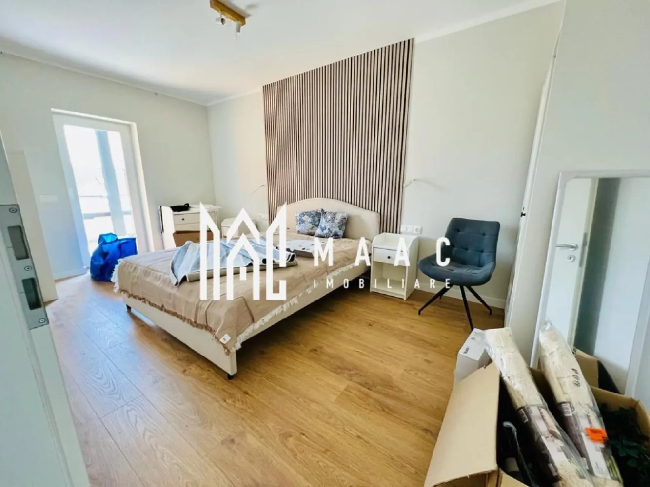 Apartament 4 camere | La alb | Cartier reziential | 100 MP - MAAC Imobiliare vă propune spre vânzare un apartament spațios cu 4 camere, situat în zona de Vest a Sibiului, în cartierul rezidențial DaVinci Homes.

Menționăm că fotografiile afișate sunt orientative și ilustrează varianta de predare la cheie, disponibilă opțional, contra cost.

Caracteristici:
Unitate locativă cu 4 camere, predată la alb, cu opțiunea de finisare completă (200 euro/mp)
Suprafață utilă de 101.9 mp
Logie de 8 mp cu panorama orientată către munți
Poziționat la etajul 2 al unui imobil cu doar două niveluri
Living cu înălțime de 5,6 m, oferind un efect spectaculos de spațiu și lumină
Încălzire în pardoseală pentru un confort termic optim
Două băi
Loc de parcare inclus în preț
Orientare sudică, ce asigură luminozitate pe tot parcursul zilei
Dotări moderne, precum jaluzele electrice
Izolație exterioară cu vată bazaltică
Logie realizată cu sticlă securizată și sistem de captare a apelor pluviale
Spații comune finisate la standard înalt, casa scării având placaje din granit

Beneficii ale ansamblului DaVinci Homes:
Procent mare de spații verzi – 45% din suprafața totală
Fațade realizate cu materiale durabile și estetice: larice siberian și piatră naturală
Locuri de joacă sigure, amenajate de dezvoltator
Acces rapid și fluent
Patru rute de acces către cartier.
Pentru mai multe detalii precizati telefonic ca ati vazut anuntul cu ID: CP2851380
