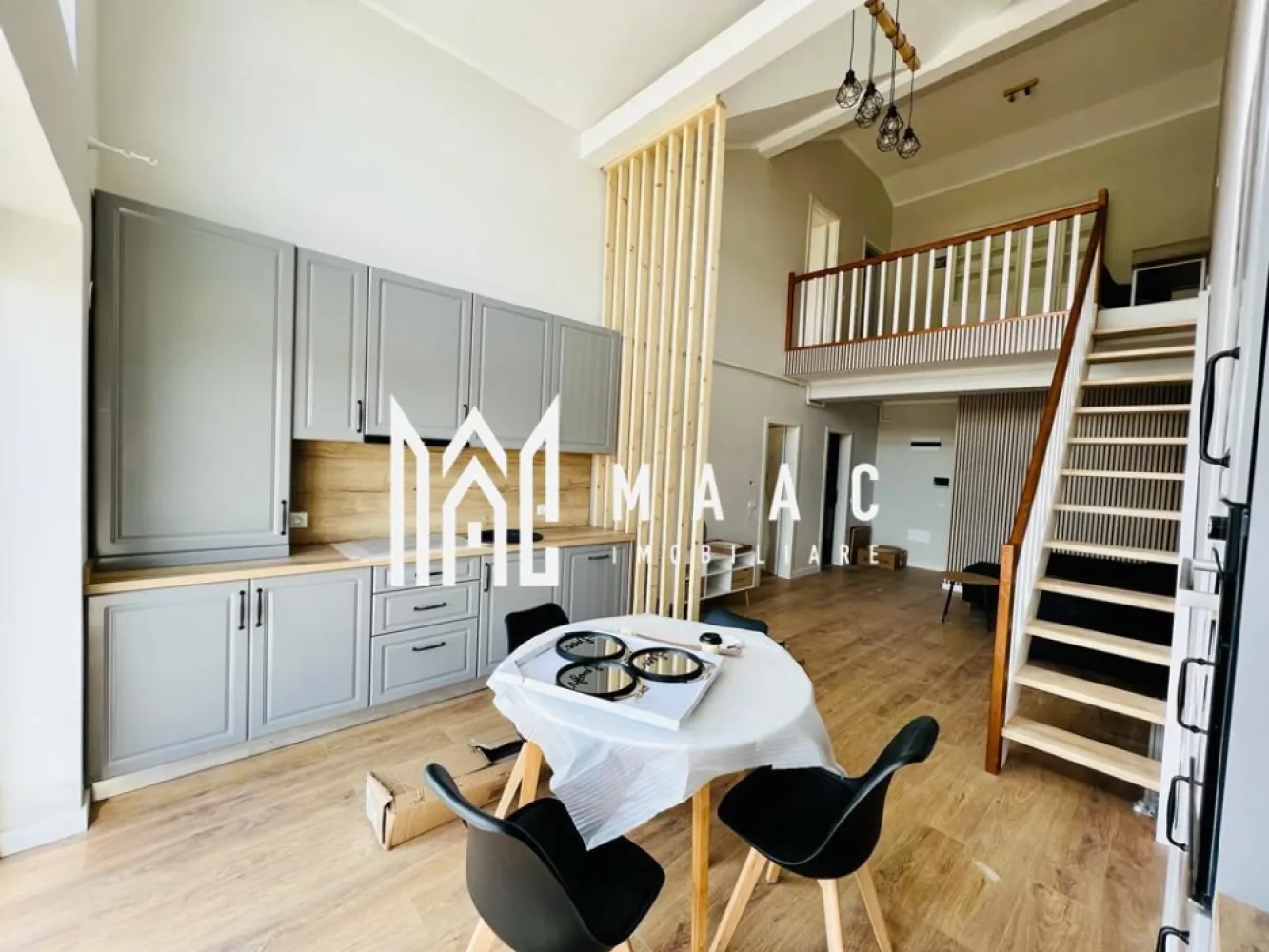 Apartament 4 camere | La alb | Cartier reziential | 100 MP - MAAC Imobiliare vă propune spre vânzare un apartament spațios cu 4 camere, situat în zona de Vest a Sibiului, în cartierul rezidențial DaVinci Homes.

Menționăm că fotografiile afișate sunt orientative și ilustrează varianta de predare la cheie, disponibilă opțional, contra cost.

Caracteristici:
Unitate locativă cu 4 camere, predată la alb, cu opțiunea de finisare completă (200 euro/mp)
Suprafață utilă de 101.9 mp
Logie de 8 mp cu panorama orientată către munți
Poziționat la etajul 2 al unui imobil cu doar două niveluri
Living cu înălțime de 5,6 m, oferind un efect spectaculos de spațiu și lumină
Încălzire în pardoseală pentru un confort termic optim
Două băi
Loc de parcare inclus în preț
Orientare sudică, ce asigură luminozitate pe tot parcursul zilei
Dotări moderne, precum jaluzele electrice
Izolație exterioară cu vată bazaltică
Logie realizată cu sticlă securizată și sistem de captare a apelor pluviale
Spații comune finisate la standard înalt, casa scării având placaje din granit

Beneficii ale ansamblului DaVinci Homes:
Procent mare de spații verzi – 45% din suprafața totală
Fațade realizate cu materiale durabile și estetice: larice siberian și piatră naturală
Locuri de joacă sigure, amenajate de dezvoltator
Acces rapid și fluent
Patru rute de acces către cartier.
Pentru mai multe detalii precizati telefonic ca ati vazut anuntul cu ID: CP2851380