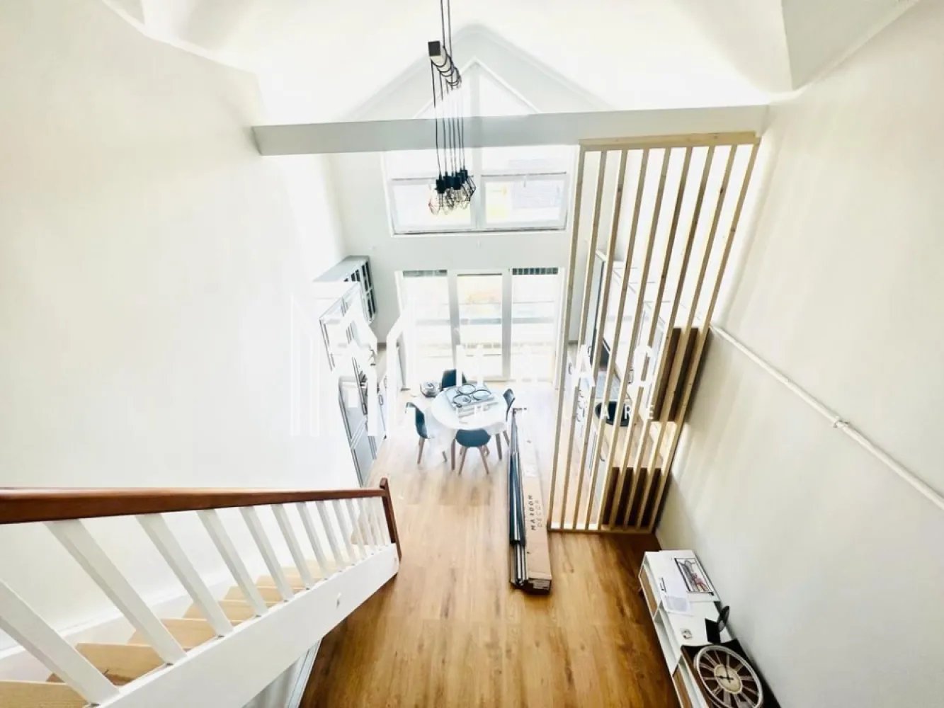 Apartament 4 camere | La alb | Cartier reziential | 100 MP - MAAC Imobiliare vă propune spre vânzare un apartament spațios cu 4 camere, situat în zona de Vest a Sibiului, în cartierul rezidențial DaVinci Homes.

Menționăm că fotografiile afișate sunt orientative și ilustrează varianta de predare la cheie, disponibilă opțional, contra cost.

Caracteristici:
Unitate locativă cu 4 camere, predată la alb, cu opțiunea de finisare completă (200 euro/mp)
Suprafață utilă de 101.9 mp
Logie de 8 mp cu panorama orientată către munți
Poziționat la etajul 2 al unui imobil cu doar două niveluri
Living cu înălțime de 5,6 m, oferind un efect spectaculos de spațiu și lumină
Încălzire în pardoseală pentru un confort termic optim
Două băi
Loc de parcare inclus în preț
Orientare sudică, ce asigură luminozitate pe tot parcursul zilei
Dotări moderne, precum jaluzele electrice
Izolație exterioară cu vată bazaltică
Logie realizată cu sticlă securizată și sistem de captare a apelor pluviale
Spații comune finisate la standard înalt, casa scării având placaje din granit

Beneficii ale ansamblului DaVinci Homes:
Procent mare de spații verzi – 45% din suprafața totală
Fațade realizate cu materiale durabile și estetice: larice siberian și piatră naturală
Locuri de joacă sigure, amenajate de dezvoltator
Acces rapid și fluent
Patru rute de acces către cartier.
Pentru mai multe detalii precizati telefonic ca ati vazut anuntul cu ID: CP2851380