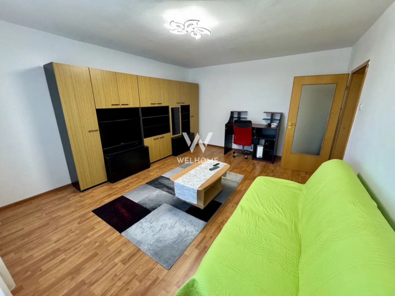 Apartament 3 camere de închiriat – spațios, luminos, gata de mutat - Se oferă spre închiriere apartament cu 3 camere, cu o suprafață utilă de 72 mp, situat la etajul 7 din 8 al unui imobil izolat termic, bine întreținut,dotat cu lift. Apartamentul este luminos și bine compartimentat, oferind un spațiu confortabil pentru locuire.

Compartimentarea include un living primitor, două dormitoare, bucătărie separată și 2 băi. La nivelul etajului există un balcon comun, deschis, util pentru aerisire și relaxare.

Locuința este mobilată și utilată, gata de mutare, și se află într-o zonă accesibilă, cu acces facil către magazine, mijloace de transport și alte puncte de interes.

Potrivit pentru persoane sau familii care caută un apartament spațios, situat la etaj superior, cu priveliște și liniște.
Preț: 450 euro 
Se percepe comision 50% din prețul unei chirii.
Detalii și vizionări: 0743030351