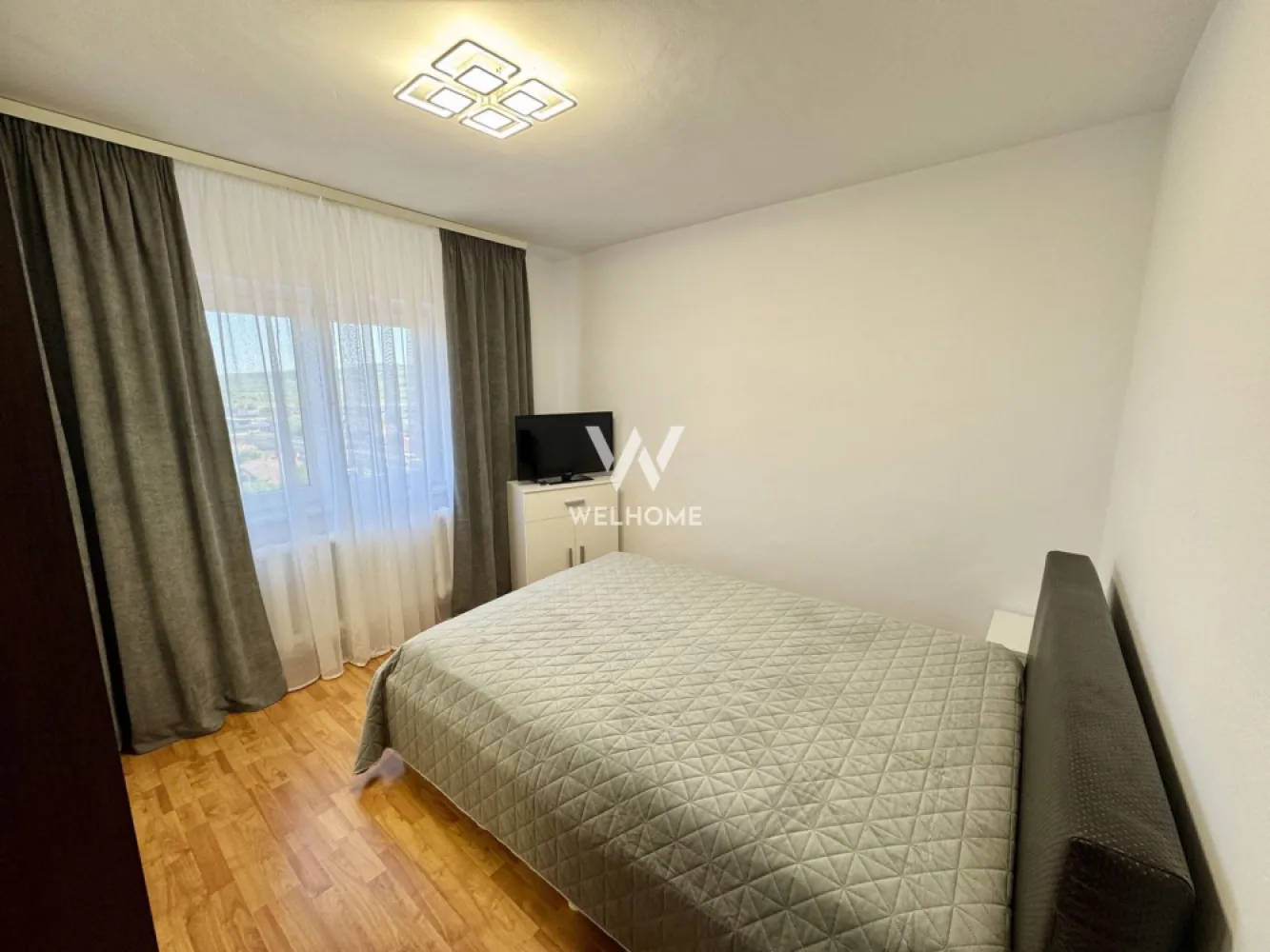 Apartament 3 camere de închiriat – spațios, luminos, gata de mutat - Se oferă spre închiriere apartament cu 3 camere, cu o suprafață utilă de 72 mp, situat la etajul 7 din 8 al unui imobil izolat termic, bine întreținut,dotat cu lift. Apartamentul este luminos și bine compartimentat, oferind un spațiu confortabil pentru locuire.

Compartimentarea include un living primitor, două dormitoare, bucătărie separată și 2 băi. La nivelul etajului există un balcon comun, deschis, util pentru aerisire și relaxare.

Locuința este mobilată și utilată, gata de mutare, și se află într-o zonă accesibilă, cu acces facil către magazine, mijloace de transport și alte puncte de interes.

Potrivit pentru persoane sau familii care caută un apartament spațios, situat la etaj superior, cu priveliște și liniște.
Preț: 450 euro 
Se percepe comision 50% din prețul unei chirii.
Detalii și vizionări: 0743030351